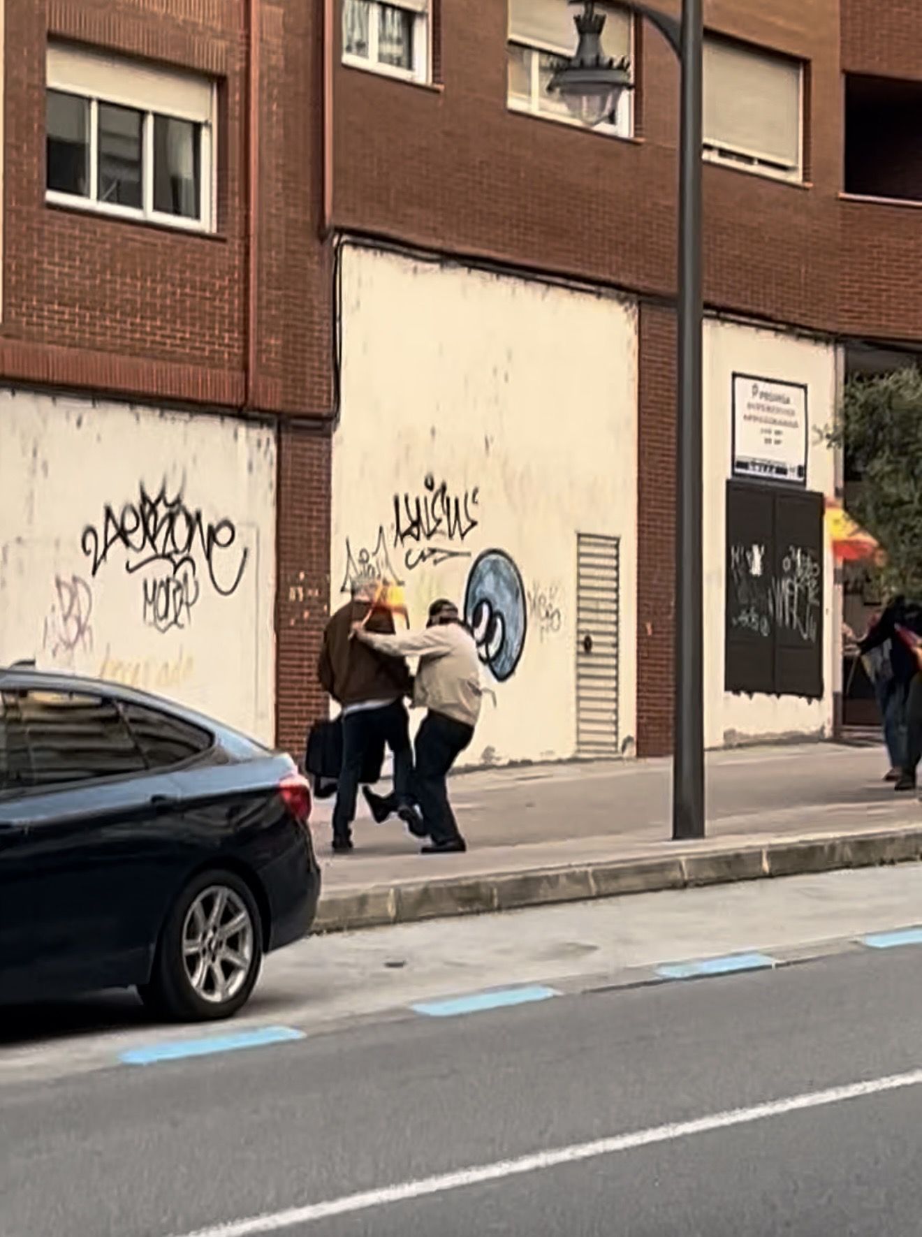 Momentos de la patada propinada a Olegario Ramón.