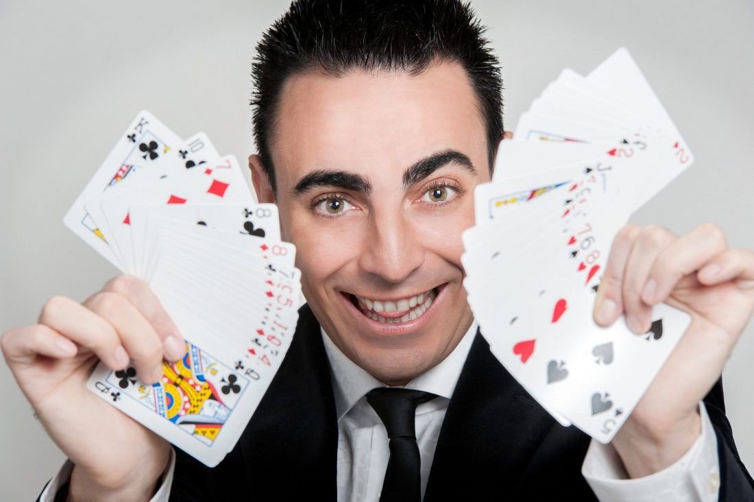 El ilusionista argentino Iñaki Zabaleta presenta este sábado su show en Villadangos.