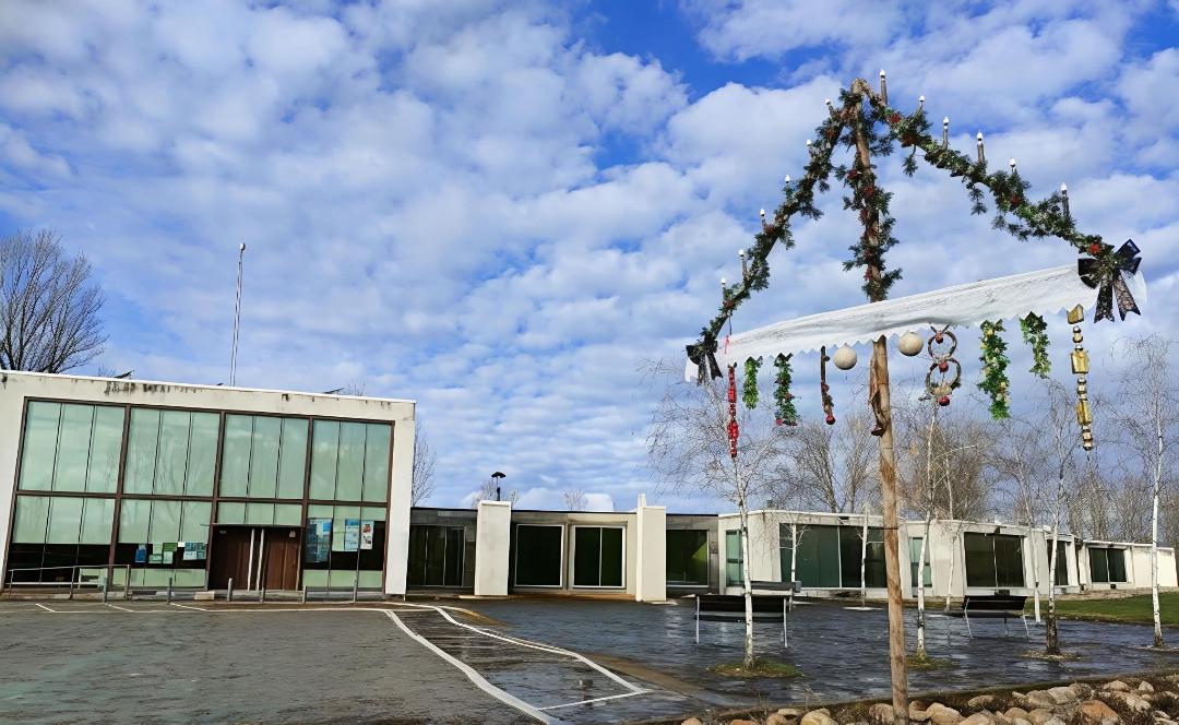 Sariegos tira de tradición con un gran Ramo Leonés frente al Ayuntamiento.| AYTO. SARIEGOS