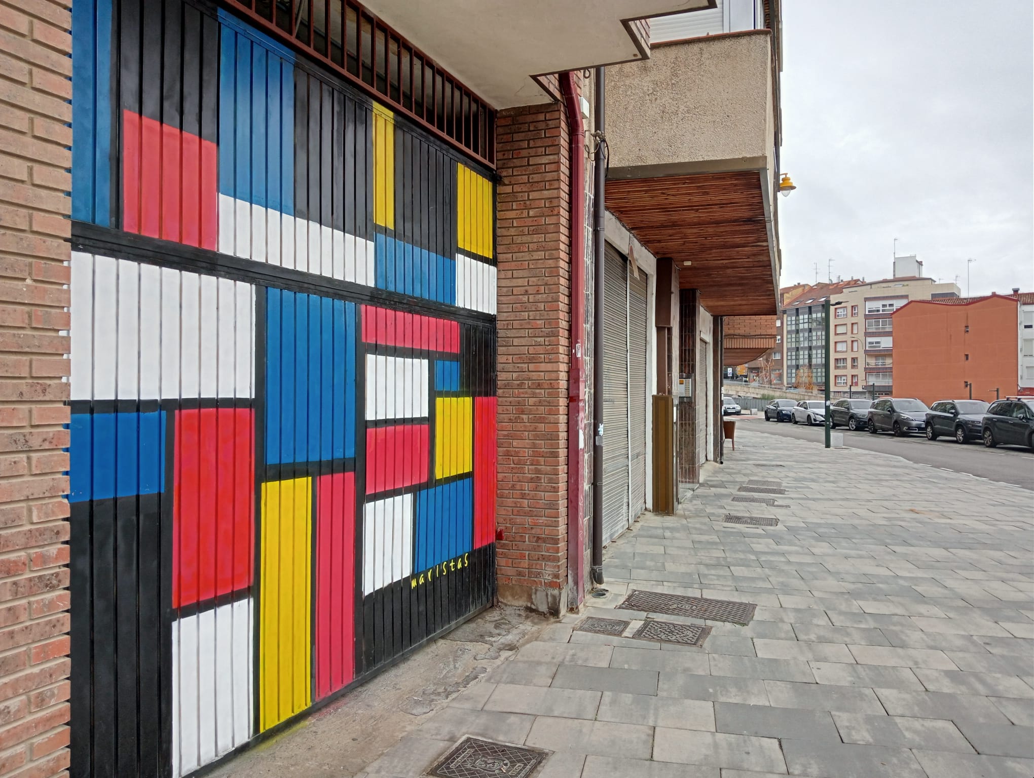 Mural  pintado el curso pasado en la Calle Bilbao, a 10 y 15 metros de los otros 2 murales, en el mismo edificio.