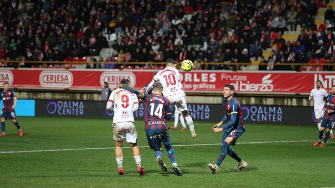 Chacón cabecea un centro durante el partido ante el Huesca en el Reino. FERNANDO OTERO