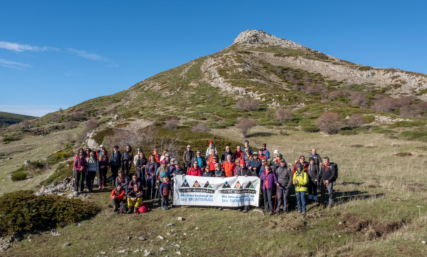 Los participantes en el descenso con la cumbre al fondo. | VICENTE GARCÍA Los participantes en el descenso con la cumbre al fondo. | VICENTE GARCÍA