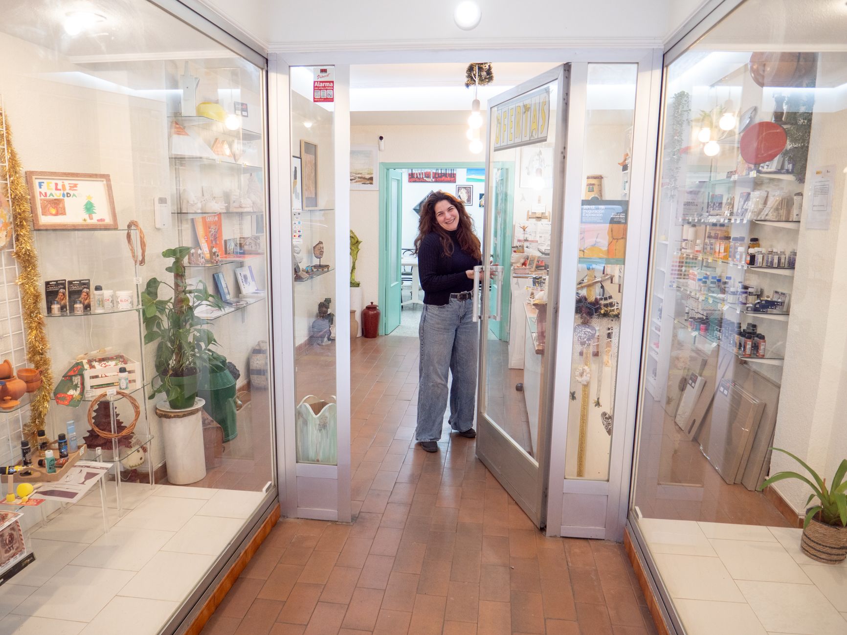 Estela Román en la puerta de su Andén Creativo, uno de los enclaves que forma parte del Barrio de los Artistas de la capital leonesa. | VICENTE GARCÍA Estela Román en la puerta de su Andén Creativo, uno de los enclaves que forma parte del Barrio de los Artistas de la capital leonesa. | VICENTE GARCÍA