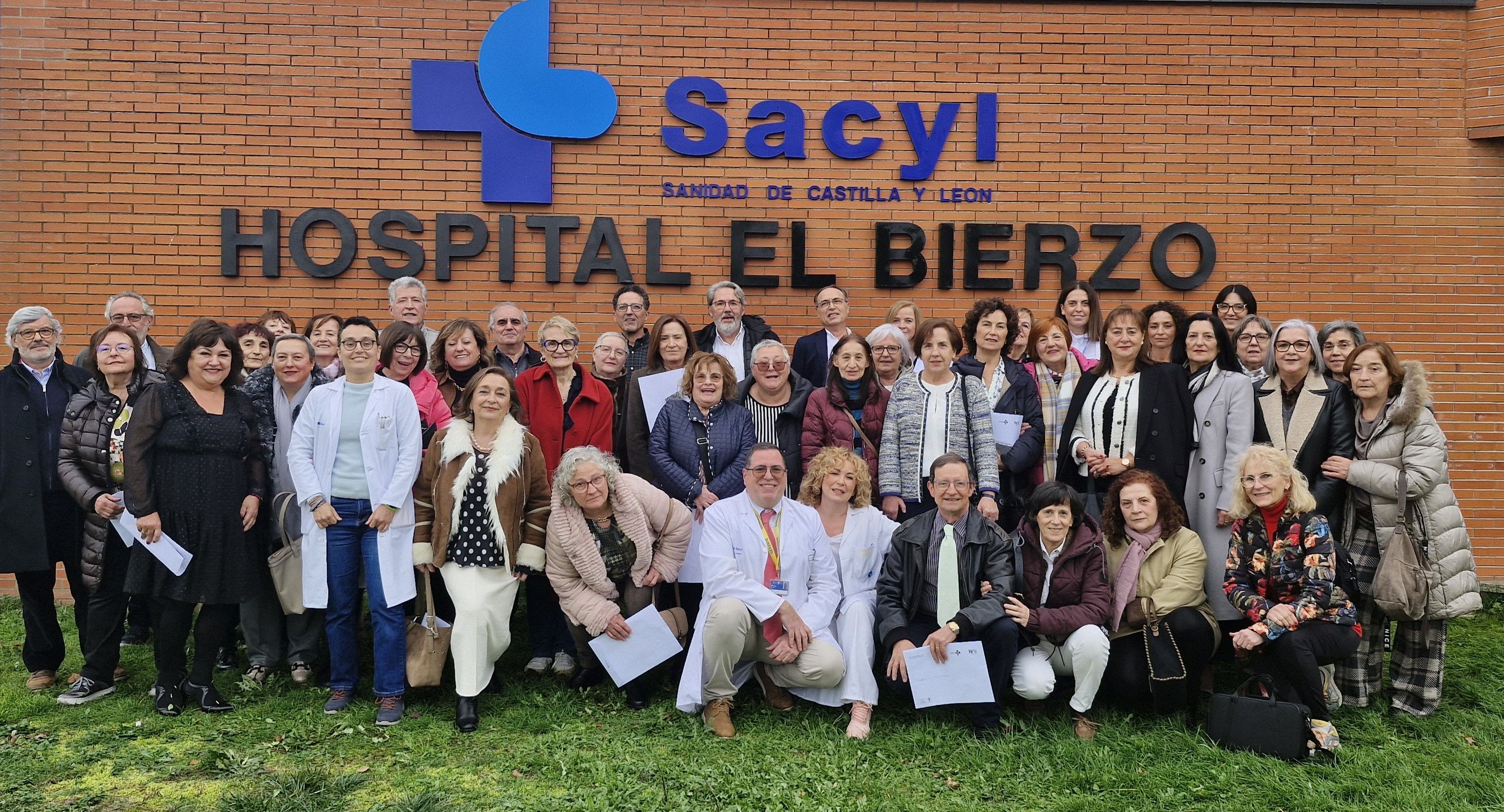 Foto de familia con los jubilados de la Gasbi en 2025.