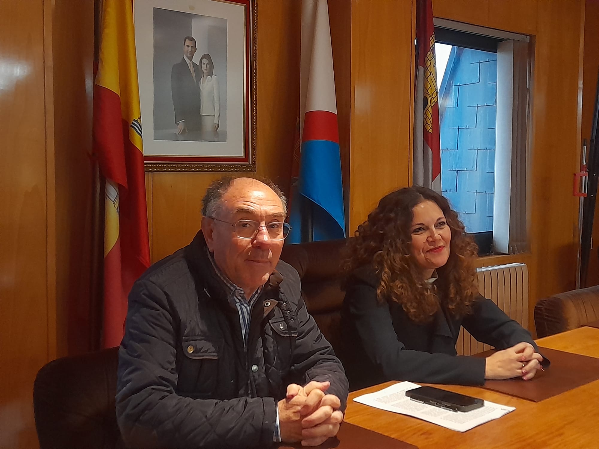 Alcaldesa de Bembibre y portavoz de la UPL en rueda de prensa. | MAR IGLESIAS