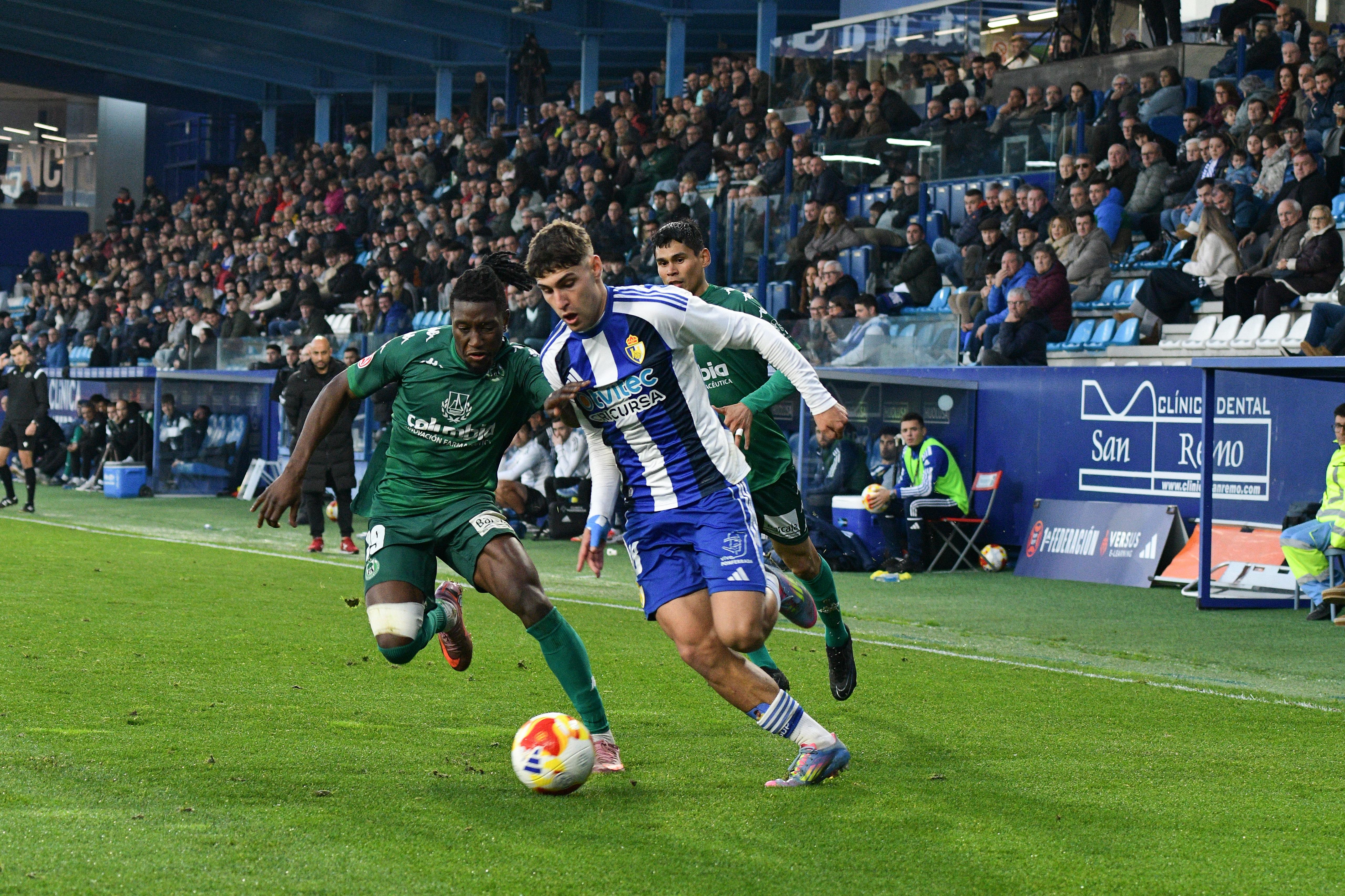 Borja Vázquez busca el área habiendo dejado atrás a dos rivales del Arenteiro con un regate. QUINITO Borja Vázquez busca el área habiendo dejado atrás a dos rivales del Arenteiro con un regate. QUINITO