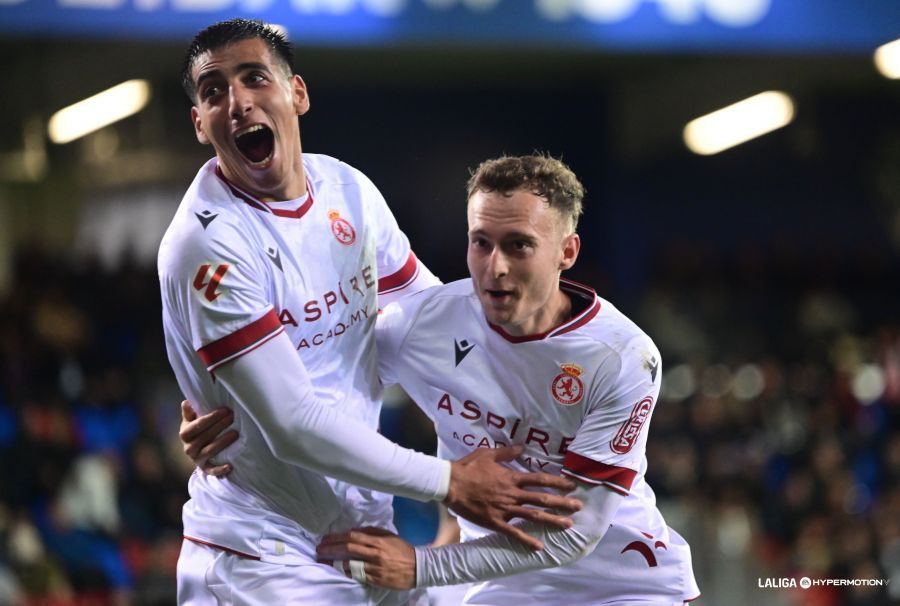 Ojeda y Tresaco celebran el gol del argentino que suponía la remontada de la Cultural en Éibar. LALIGA