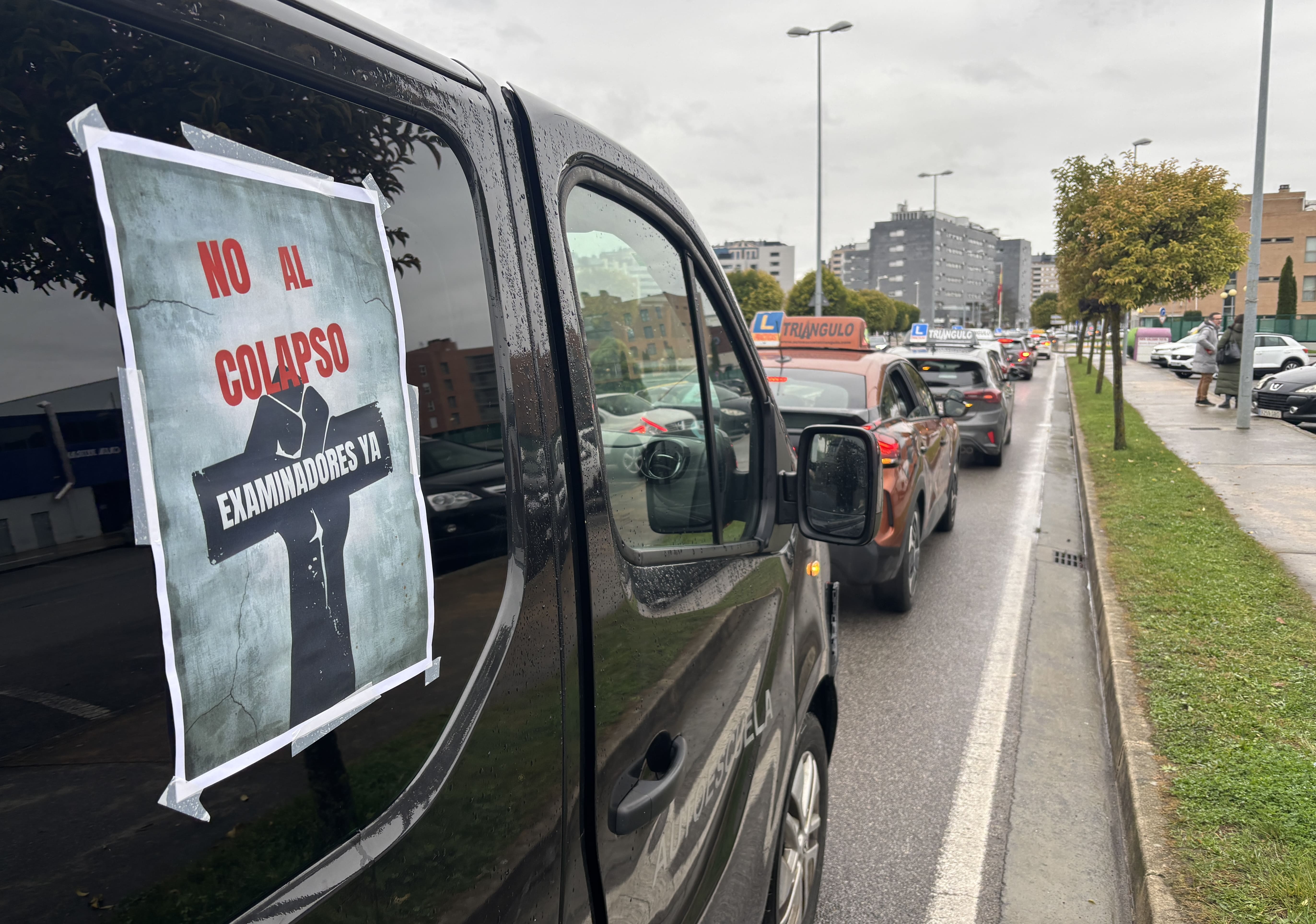 Caravana de vehículos de autoescuelas en Ponferrada como protesta. | JAVIER FERNÁNDEZ