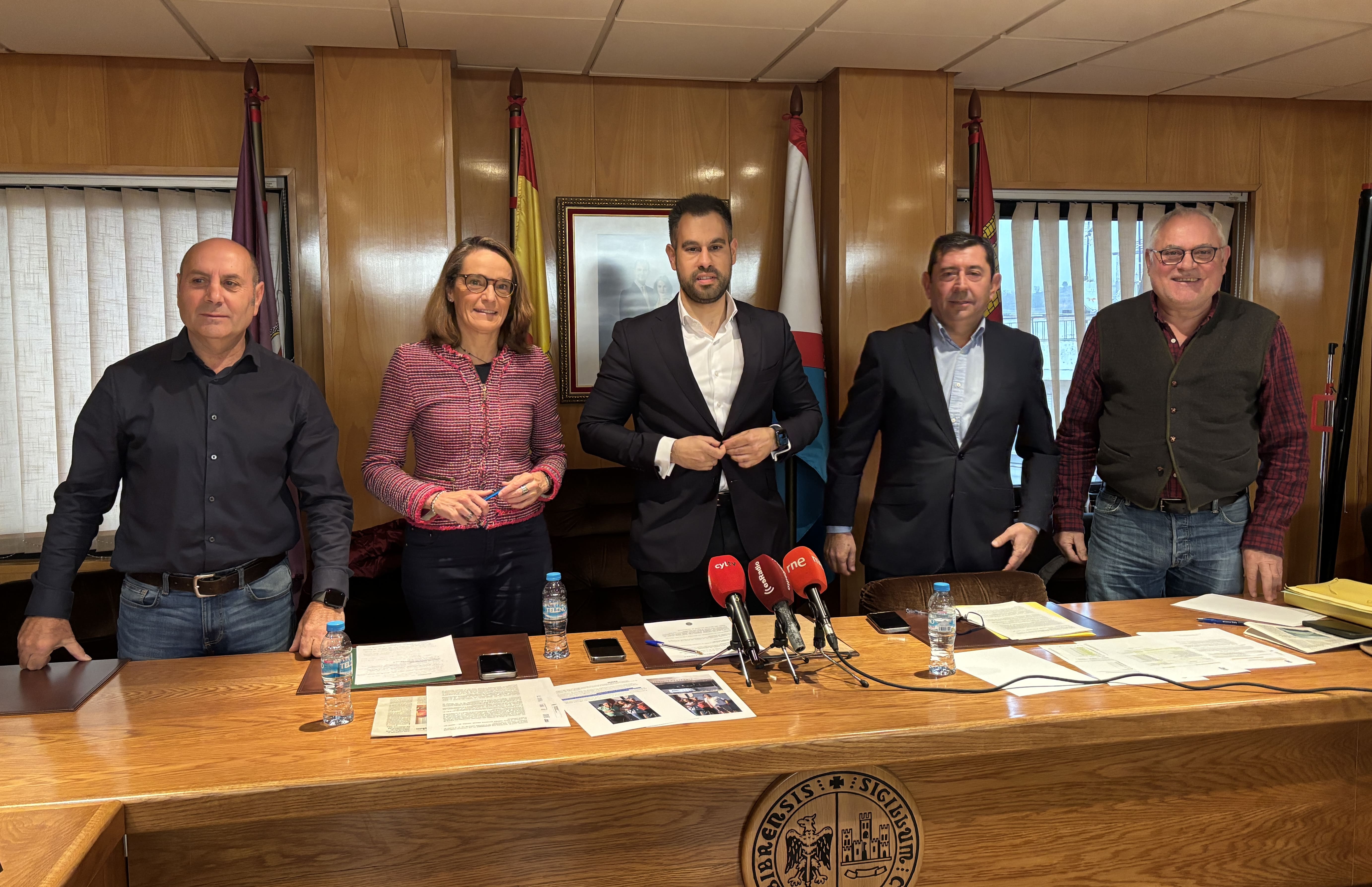 Rueda de prensa conjunta de Partido Popular, XBembibre y Coalición por El Bierzo en Bembibre. | JAVIER FERNÁNDEZ