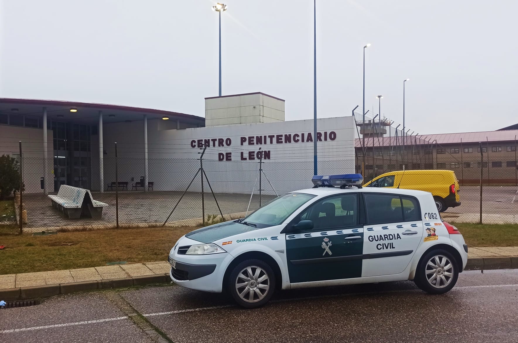 Vehículo de la Guardia Civil frente a la prisión de Mansilla