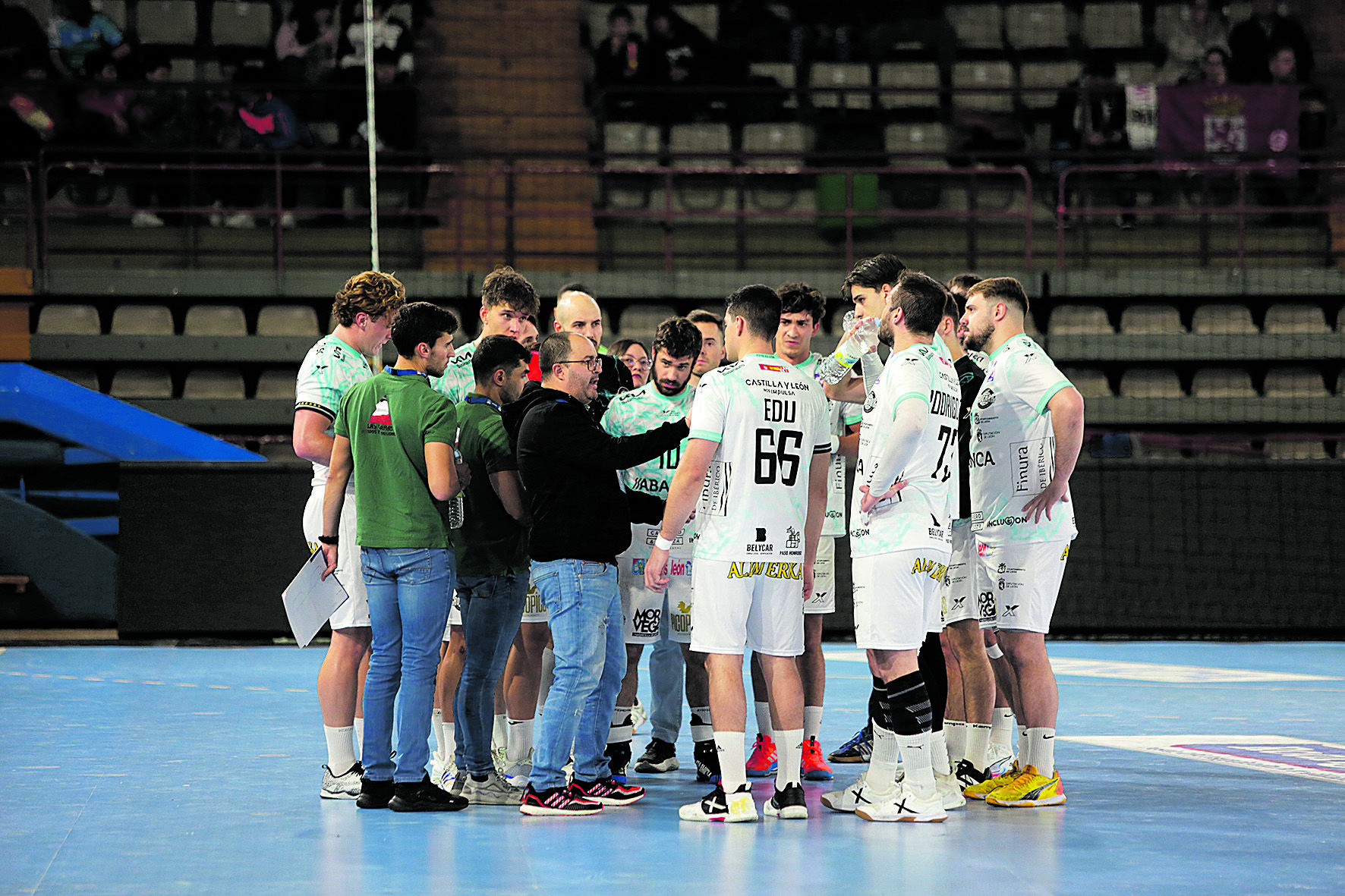 El Ademar busca cerrar el año en el Palacio con un victoria que lo mantenga en la lucha por la zona noble. FERNANDO OTERO El Ademar busca cerrar el año en el Palacio con un victoria que lo mantenga en la lucha por la zona noble. FERNANDO OTERO