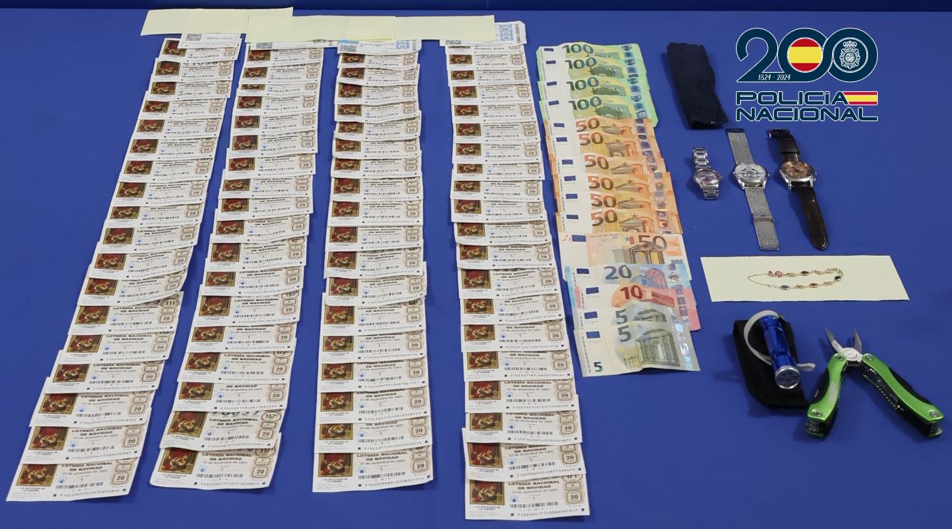 En el momento de su detención, llevaba consigo dinero en efectivo y varios efectos procedentes de los robos.