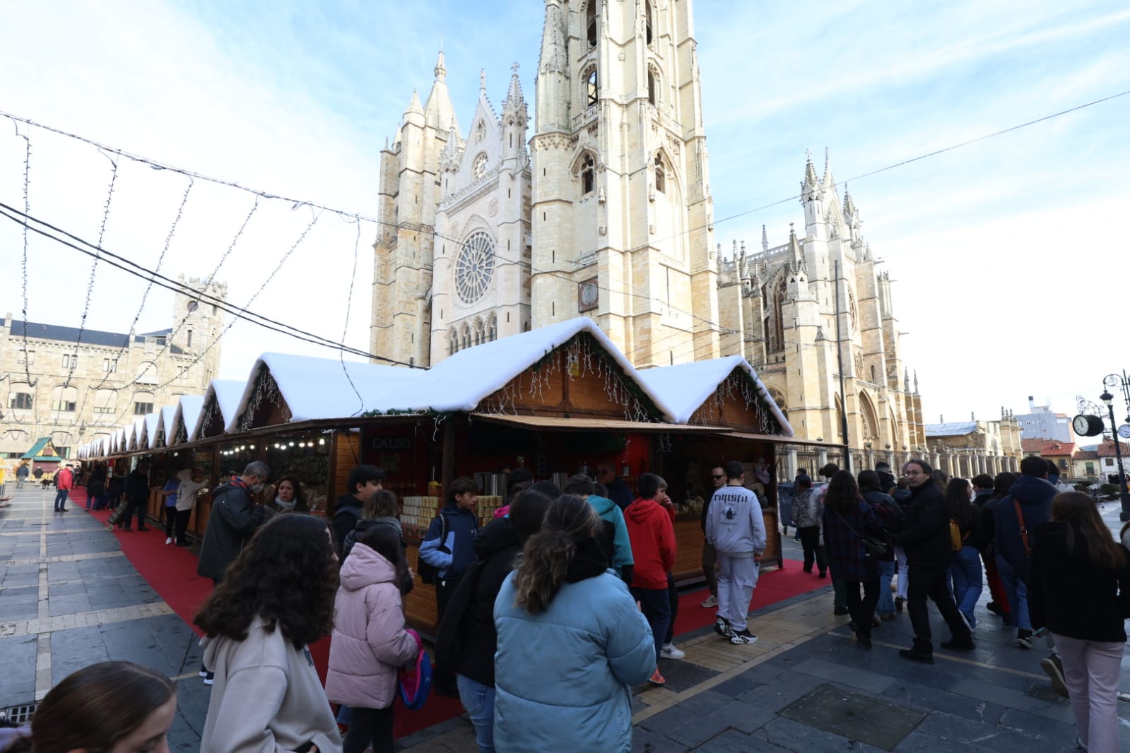El mercadillo navideño a los pies de la Catedral de León es uno de los principales reclamos comerciales en Navidad | FERNANDO OTERO