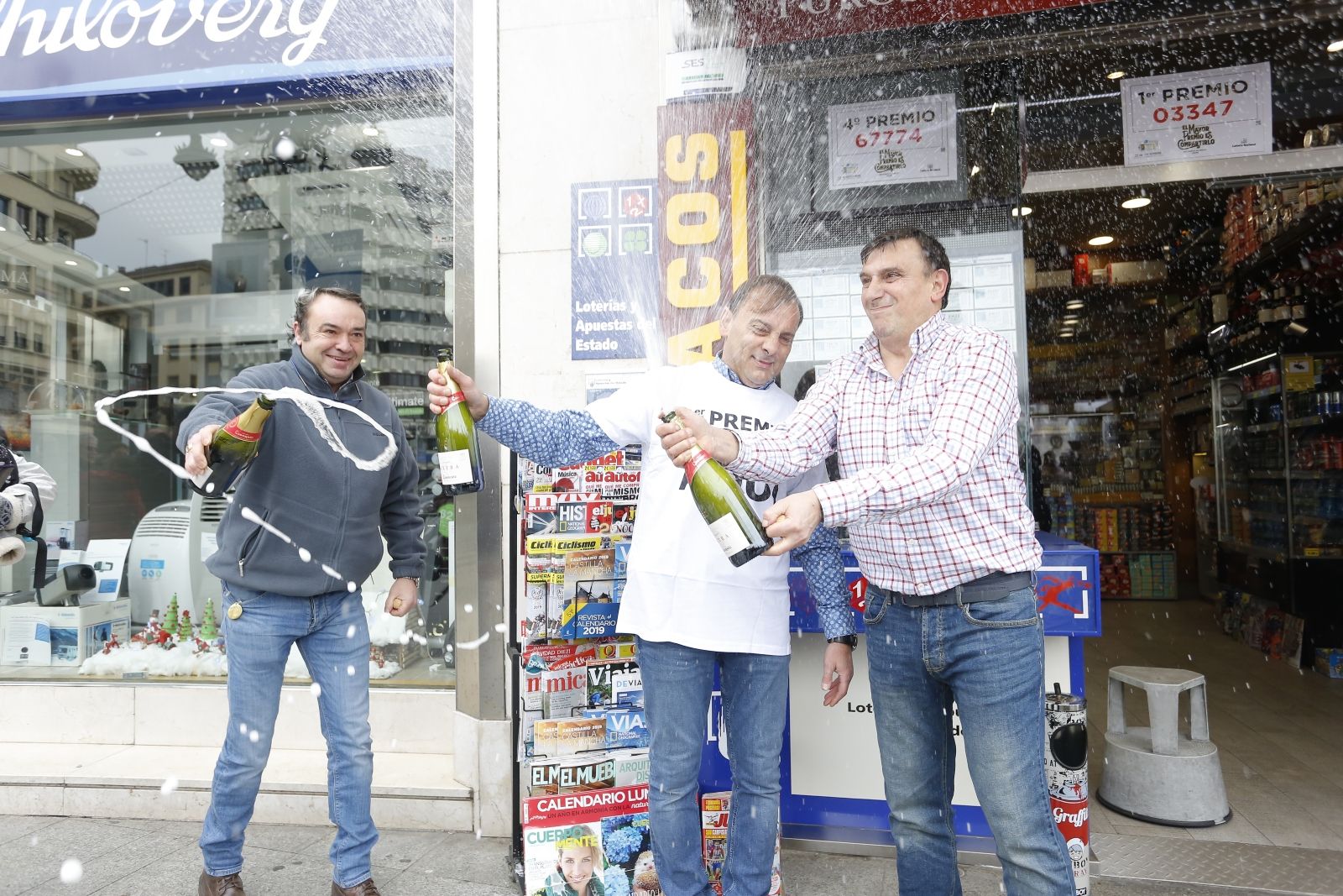 Una imagen de archivo de l estanco de la plaza de Guzmán repartió el Gordo de la Lotería de Navidad en 2018 | CAMPILLO (ICAL)