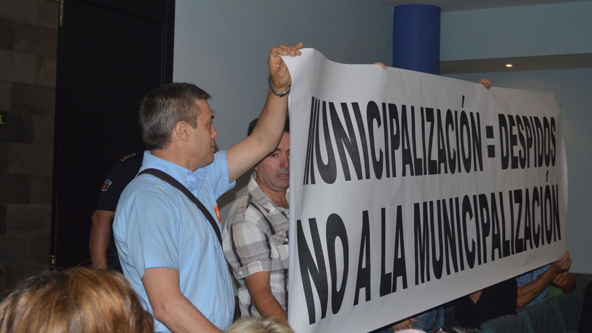 Momentos del Pleno extraordinario en el que los trabajadores manifestaron su opción. | MAR IGLESIAS Momentos del Pleno extraordinario en el que los trabajadores manifestaron su opción. | MAR IGLESIAS