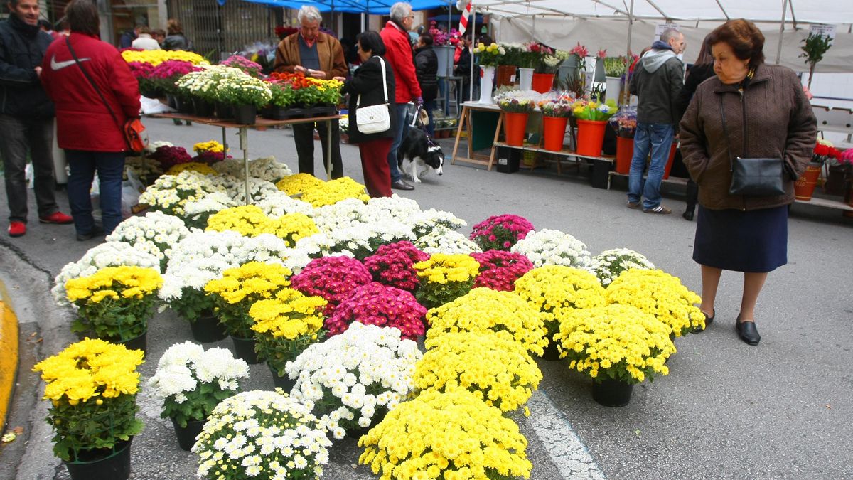 Uno de los puestos del mercado de Ponferrada. | CÉSAR SÁNCHEZ (ICAL)