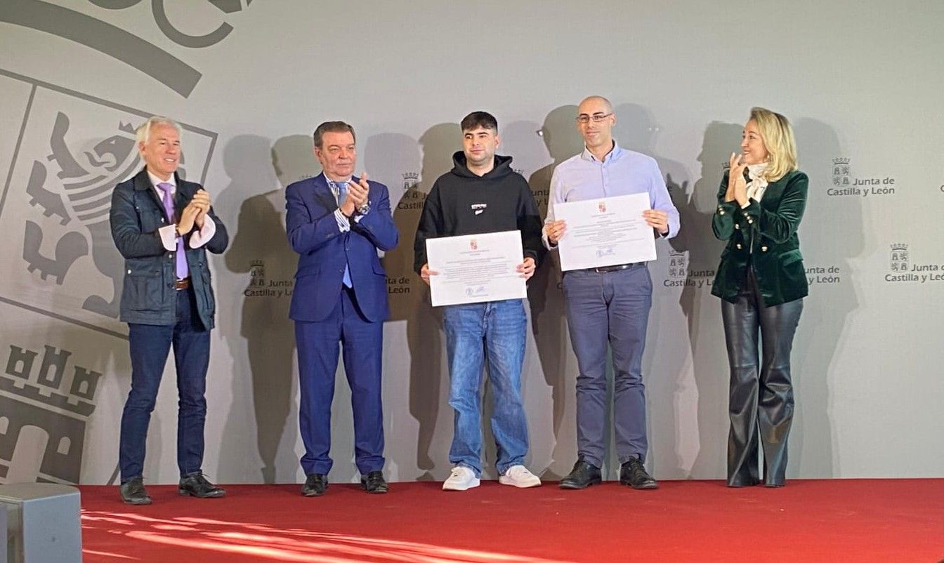 Un instante de la entrega de premios con representación del vicerrectorado de Internacionalización y Compromiso Global de la ULE. | L.N.C.