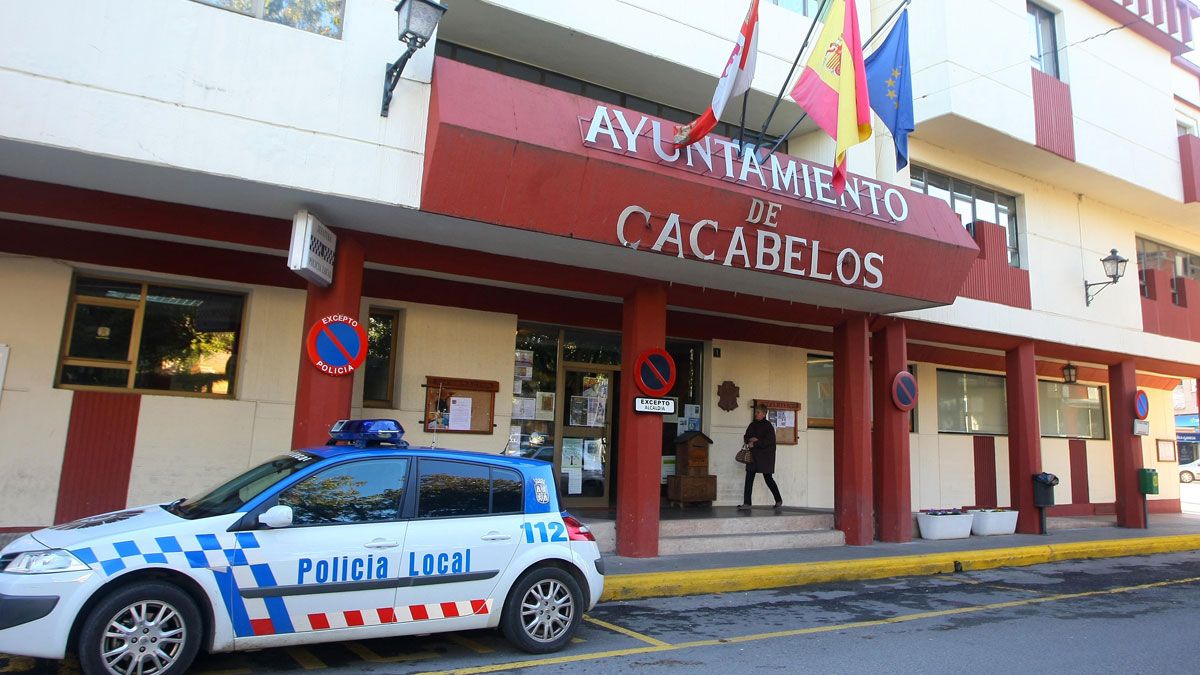 Fachada del Ayuntamiento de Cacabelos.| CÉSAR SÁNCHEZ (ICAL)