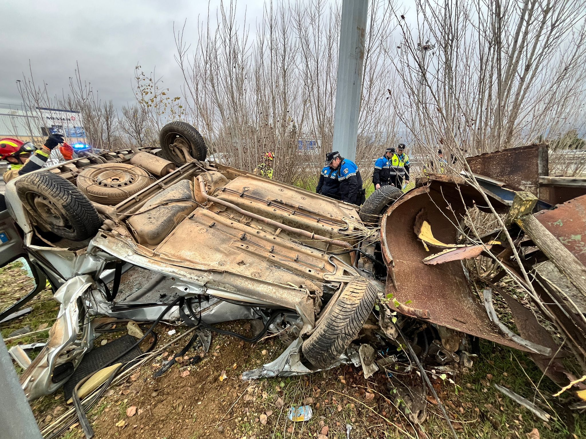 Imagen del vehículo siniestrado en la LE-30. | SAÚL ARÉN