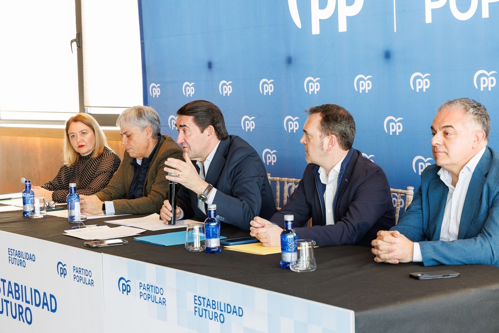 El presidente del Partido Popular de León, Juan Carlos Suárez Quiñones, y el senador Antonio Silván intervienen en la Comida de Navidad del PP de León. | PEIO GARCÍA