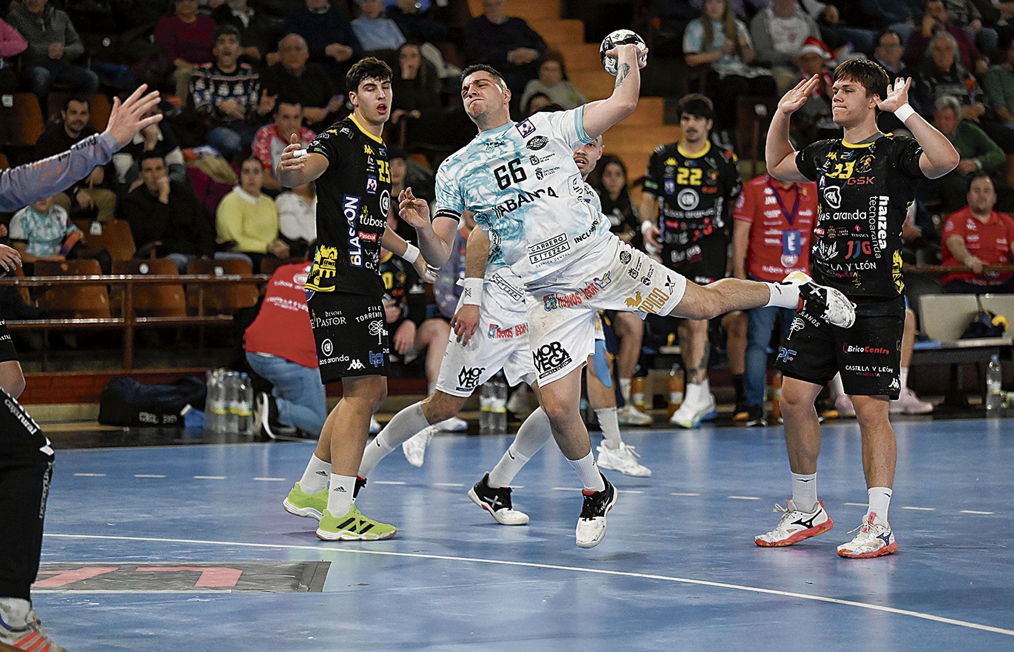 El lateral del Ademar, Edu Fernández, se cuela entre la defensa del Aranda para lanzar. | SAÚL ARÉN