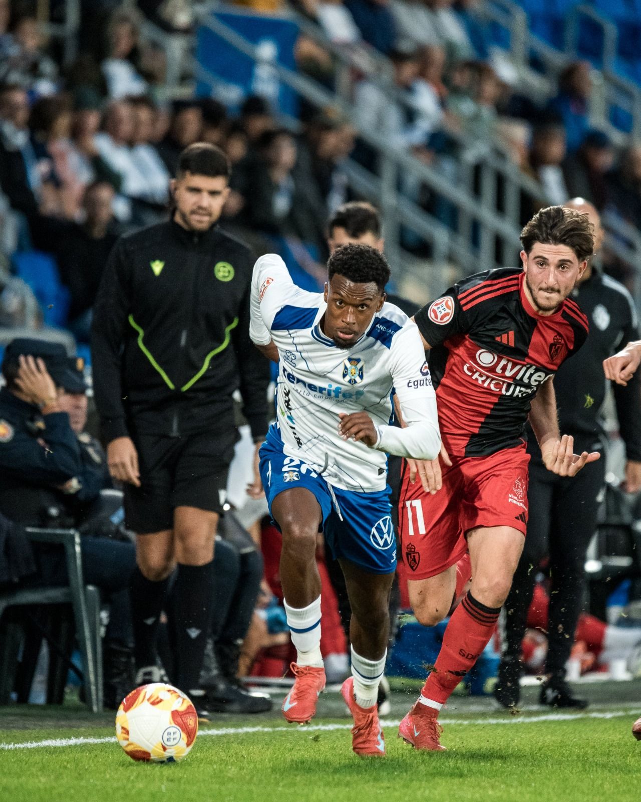 La Ponferradina cierra el 2025 con derrota en casa de un líder que fue bastante superior a los bercianos. REPORTAJE GRÁFICO TENERIFE La Ponferradina cierra el 2025 con derrota en casa de un líder que fue bastante superior a los bercianos. REPORTAJE GRÁFICO TENERIFE