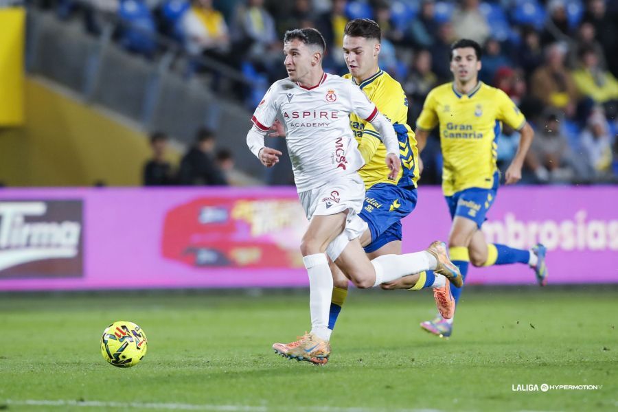 Chacón conduce una contra ante Las Palmas. | LA LIGA