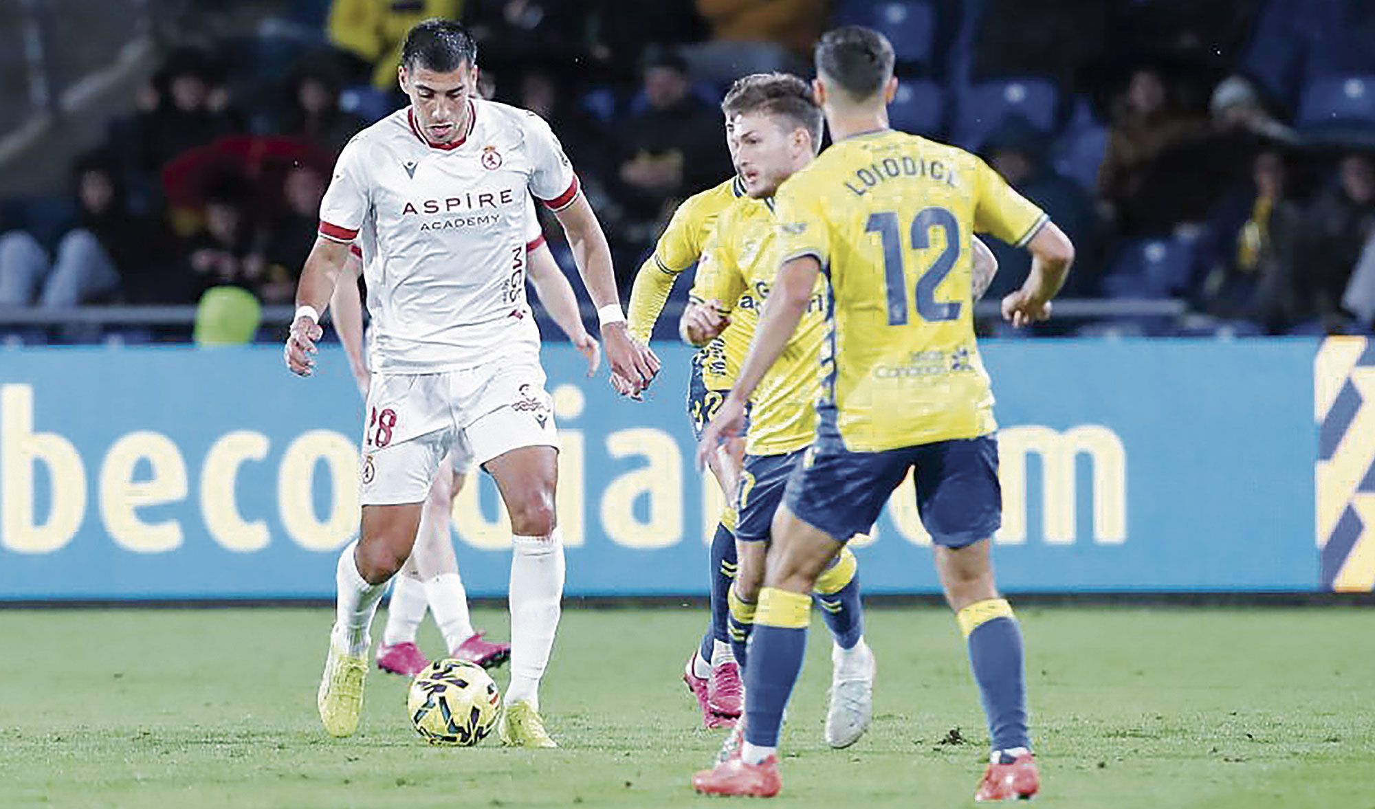 Thiago Ojeda intenta dar un pase ante la presión de los jugadores de Las Palmas. LALIGA Thiago Ojeda intenta dar un pase ante la presión de los jugadores de Las Palmas. LALIGA