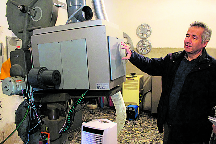 Luis Miguel Sánchez, uno de los hermanos que regenta el Cine Mary de Cistierna, la segunda generación al frente del mismo... ¿y la última?| ARCHIVO FAMILIAR