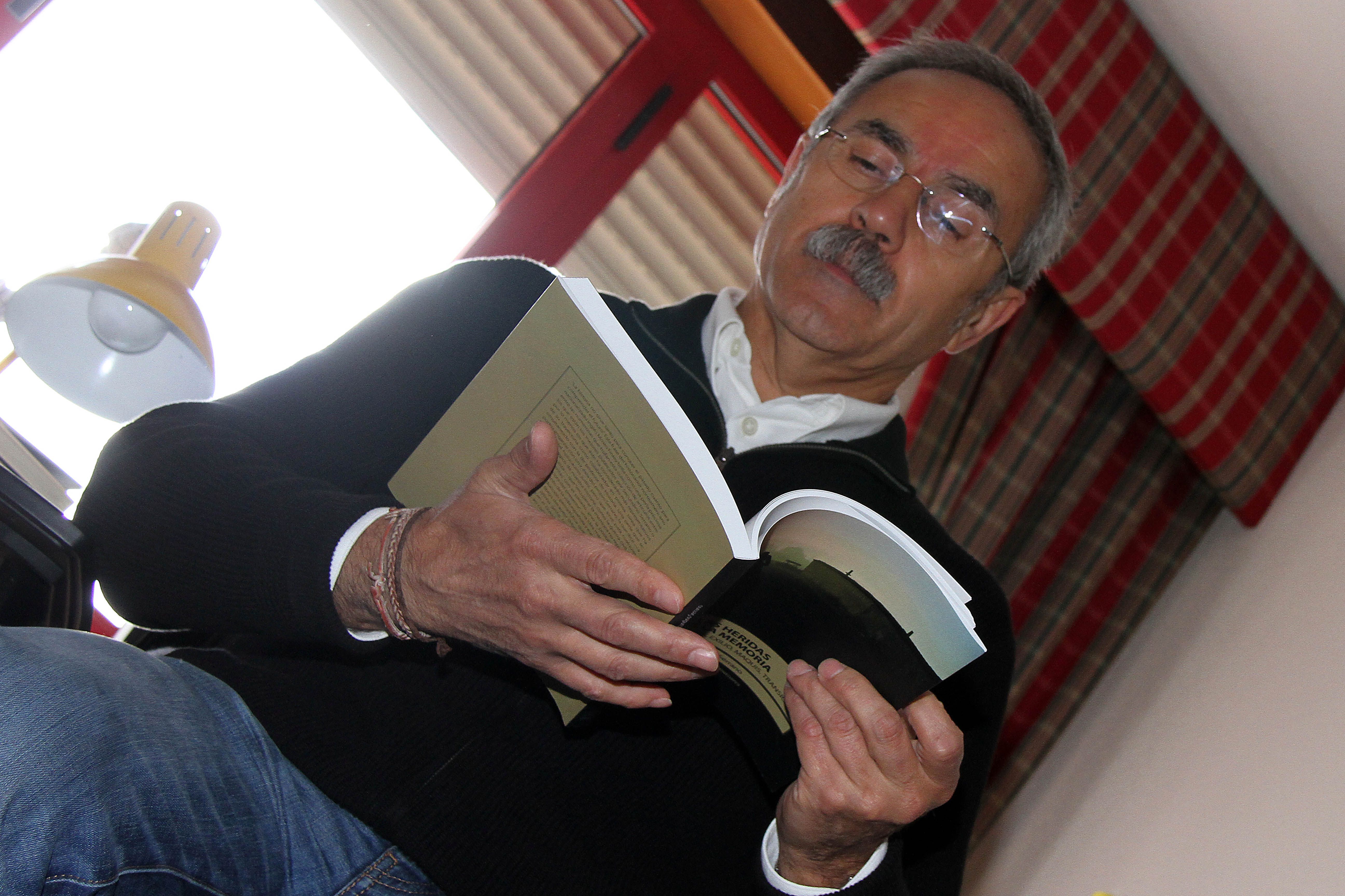 El historiador leonés Secundino Serrano con el libro 'Las heridas de la memoria' en sus manos. | PEIO GARCÍA (ICAL)