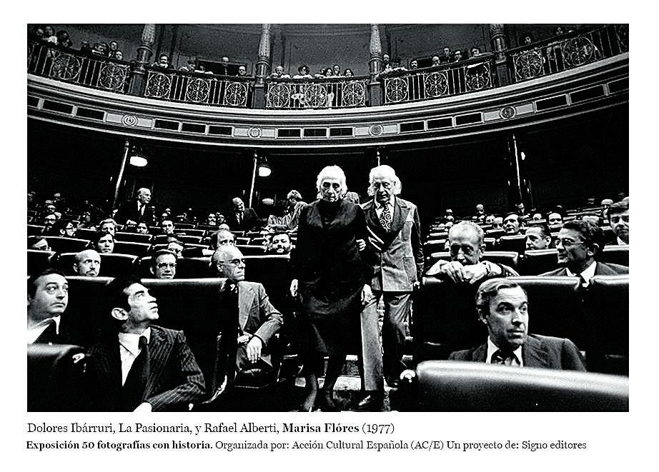 Año 1977, primeras cortes de la Democracia y llegan Dolores Ibárruri ‘Pasionaria’ y el poeta Rafael Alberti. Las caras de los diputados lo dicen todo. | MARISA LÓPEZ Año 1977, primeras cortes de la Democracia y llegan Dolores Ibárruri ‘Pasionaria’ y el poeta Rafael Alberti. Las caras de los diputados lo dicen todo. | MARISA LÓPEZ