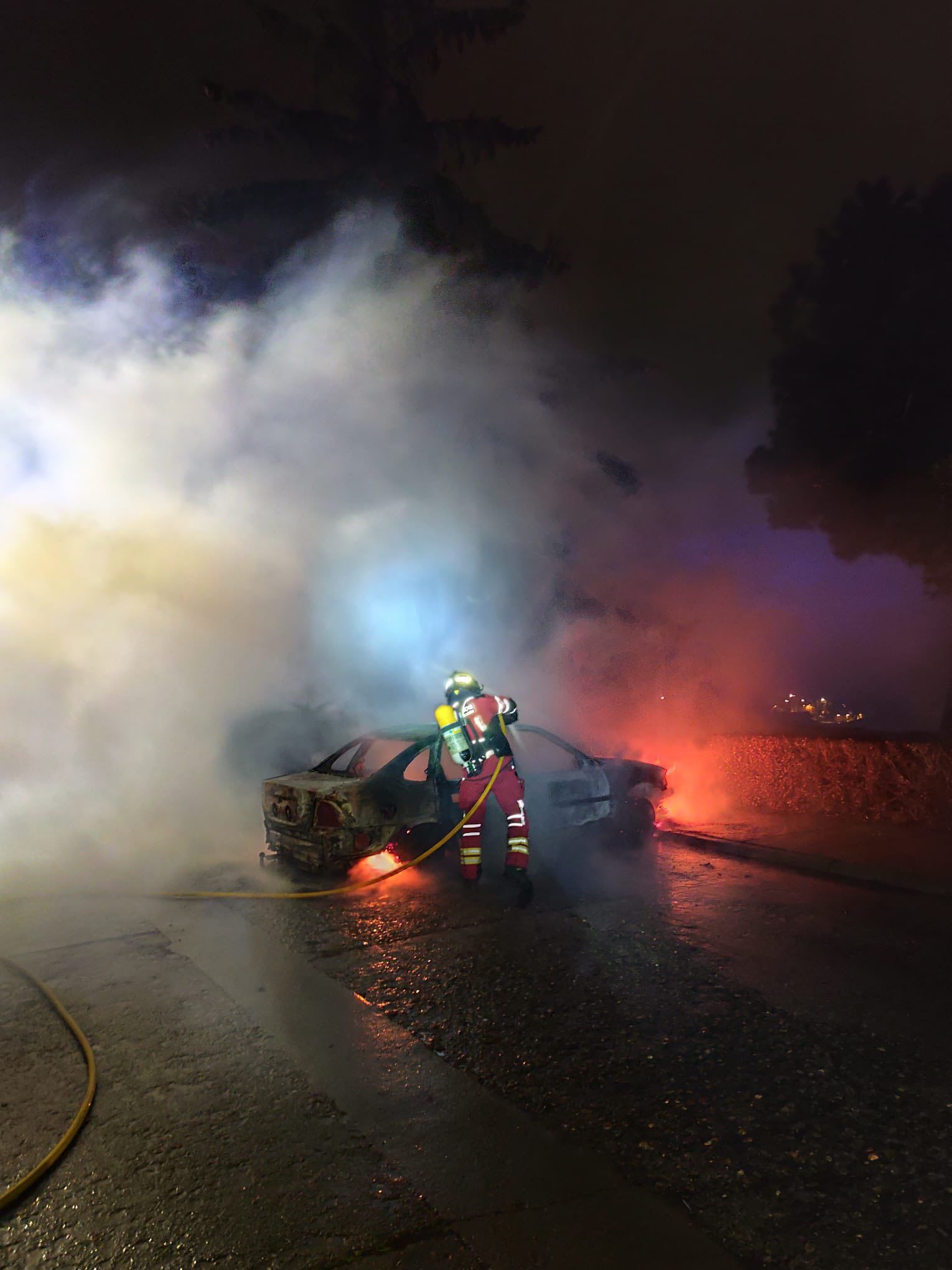 Imagen de los bomberos sofocando el incendio que se produjo en La Bañeza. | DIPUTACIÓN DE LEÓN
