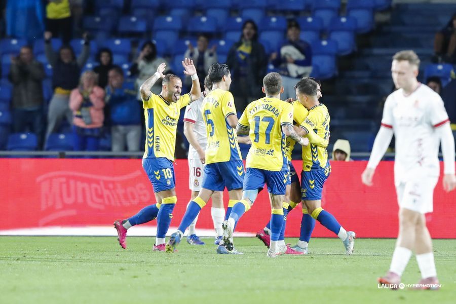 Los jugadores de la Cultural, cabizbajos mientras Las Palmas celebra uno de sus goles. | LALIGA