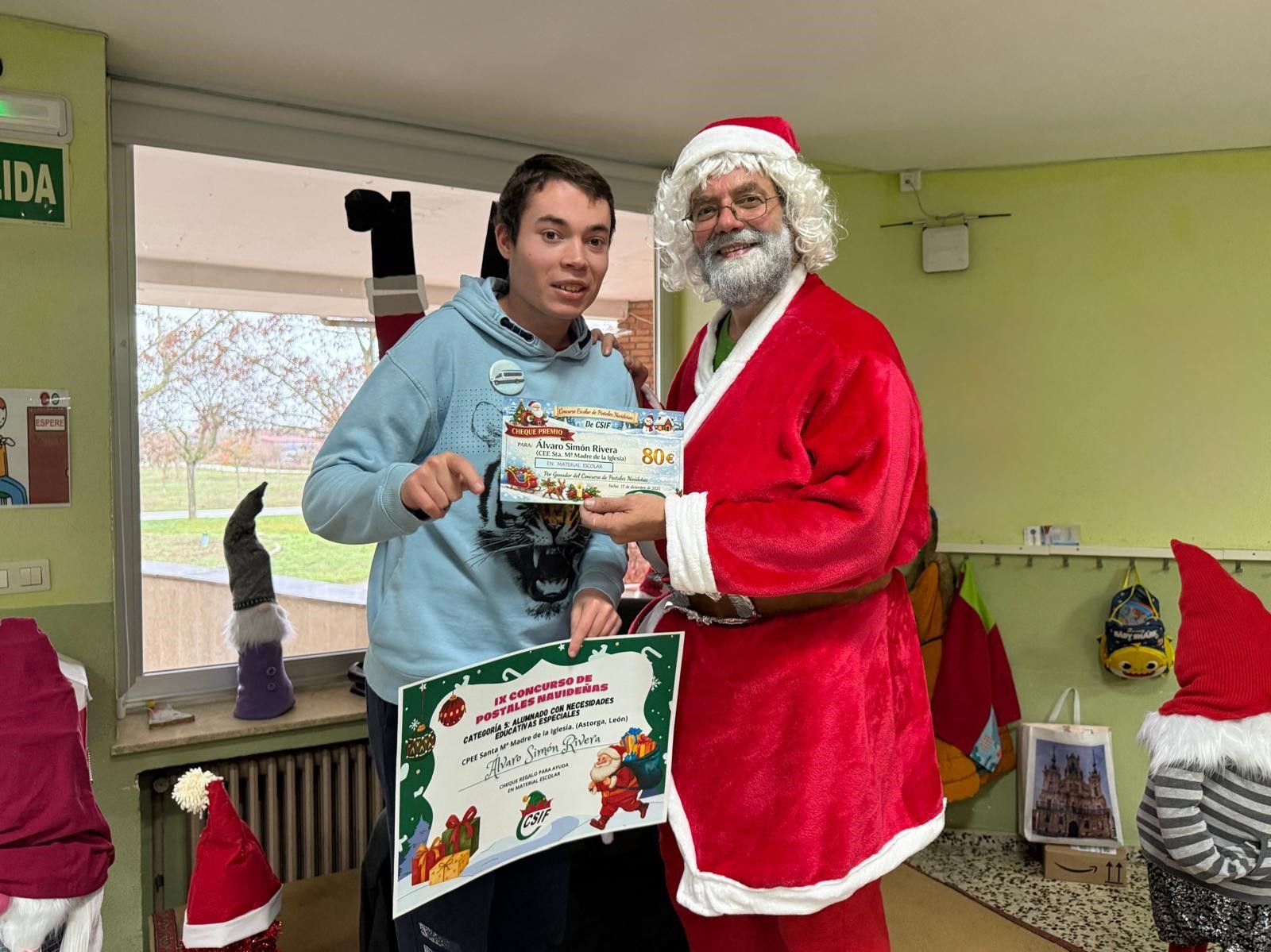 El Csif entrega un premio a un centro educativo de Astorga por sus postales navideñas. | CSIF
