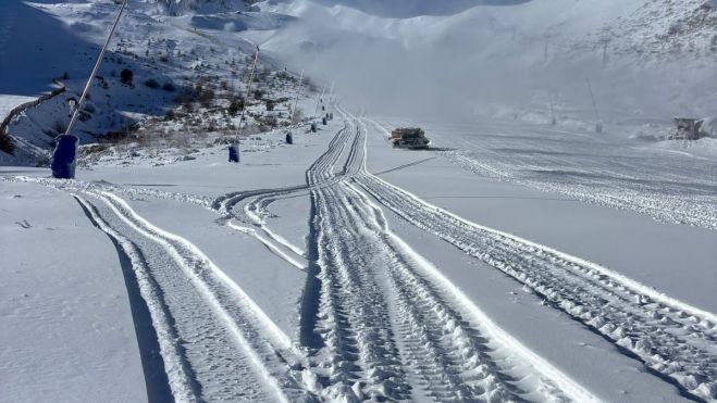 Una imagen de la puesta a punto de las pistas de esquí de San Isidro de cara a la reapertura del próximo 23 de diciembre. ESTACIÓN DE ESQUÍ SAN ISIDRO