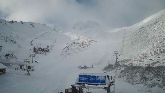 Una imagen de la puesta a punto de las pistas de esquí de San Isidro de cara a la reapertura del próximo 23 de diciembre 2 .ESTACIÓN DE ESQUÍ SAN ISIDRO