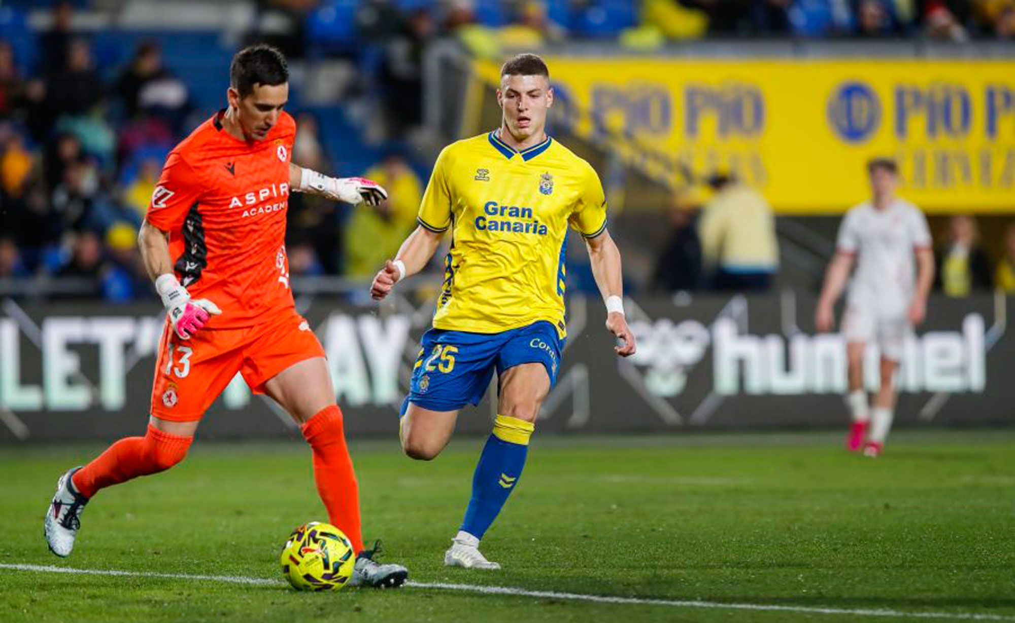 El portero de la Cultural, Badia, da un pase ante la presión de un atacante de Las Palmas. | LALIGA