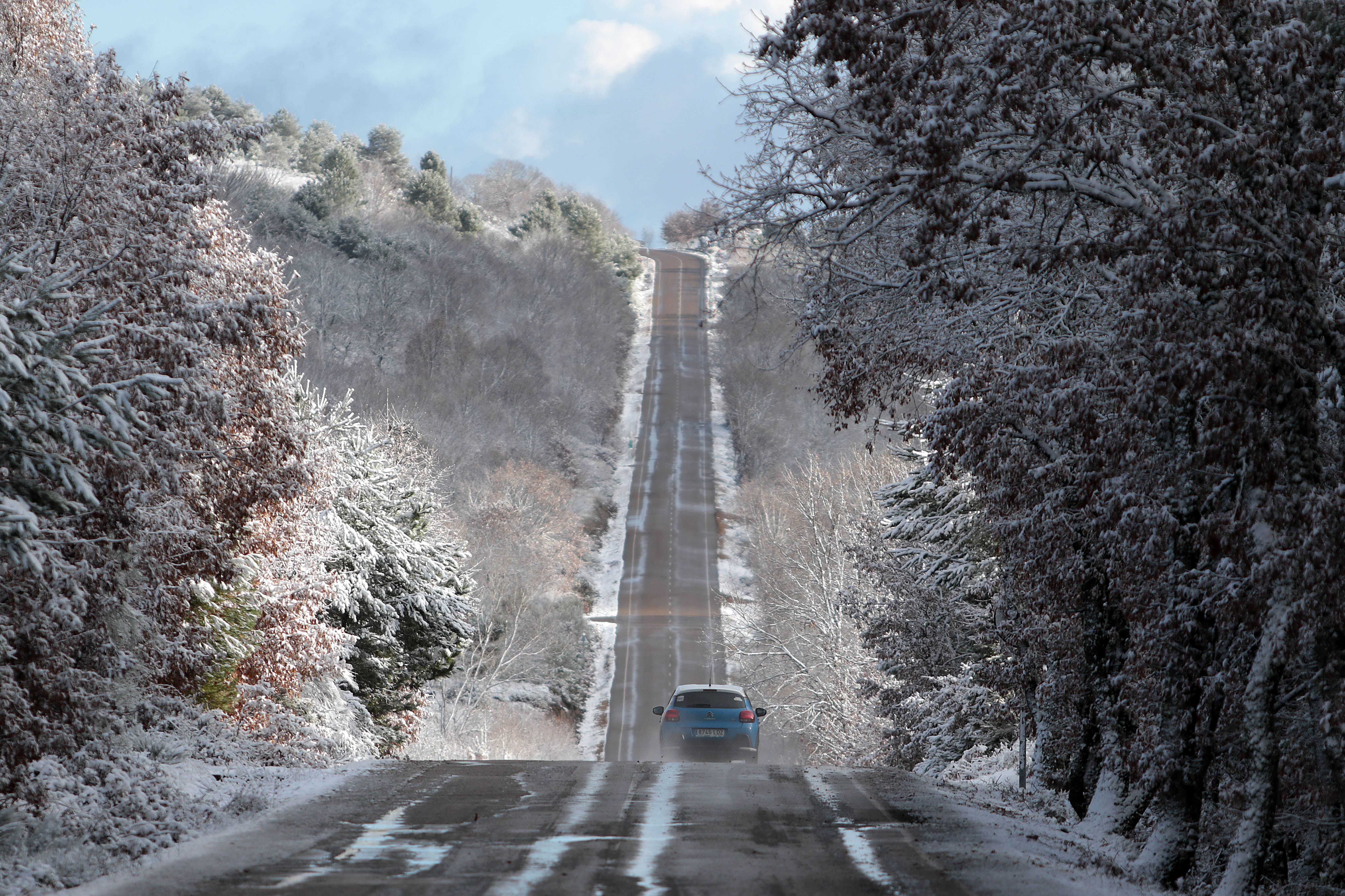 La nieve tiñe de blanco las montañas de León | PEIO GARCÍA (Ical)