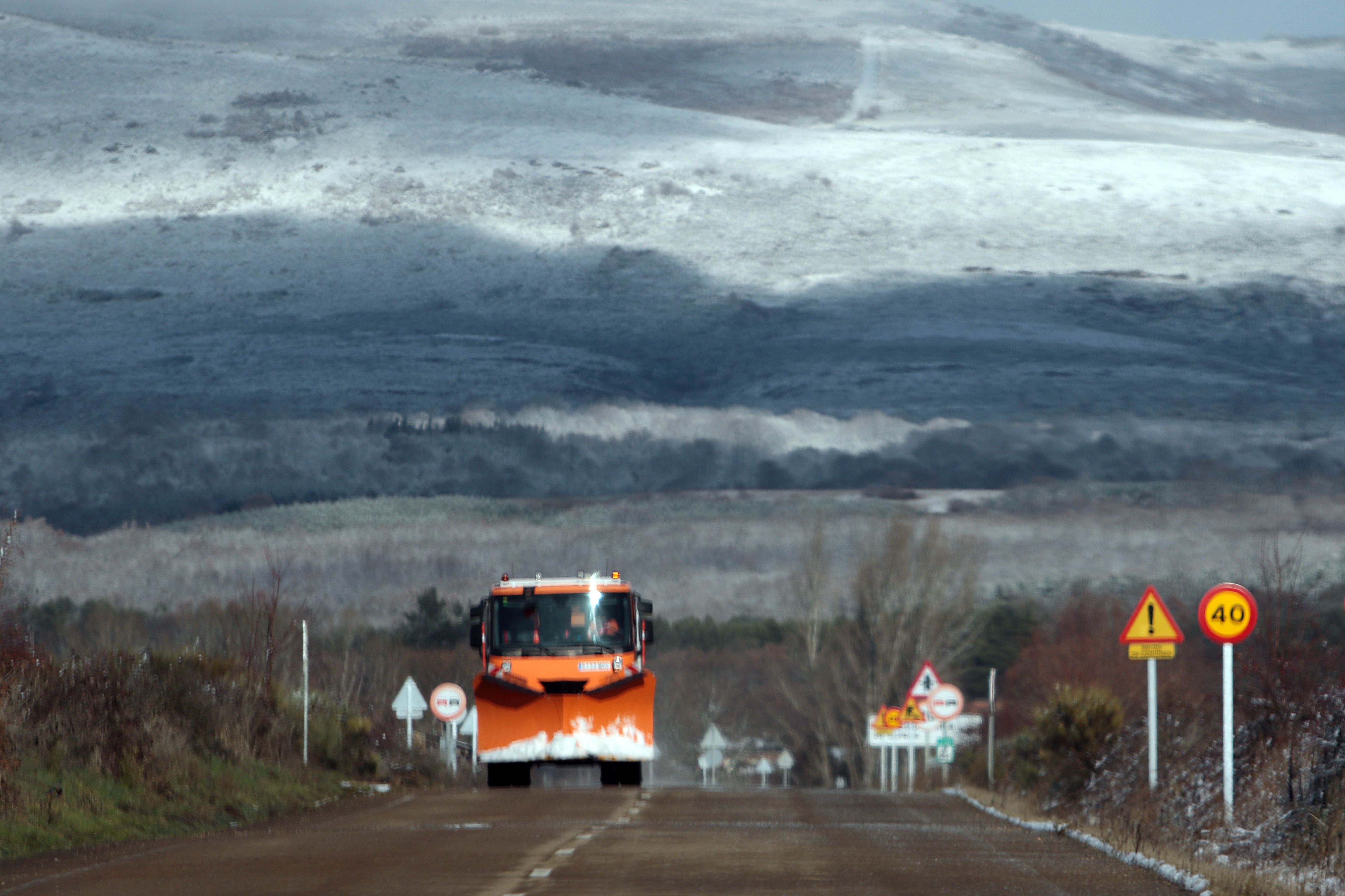 La nieve tiñe de blanco las montañas de León  | PEIO GARCÍA (Ical)