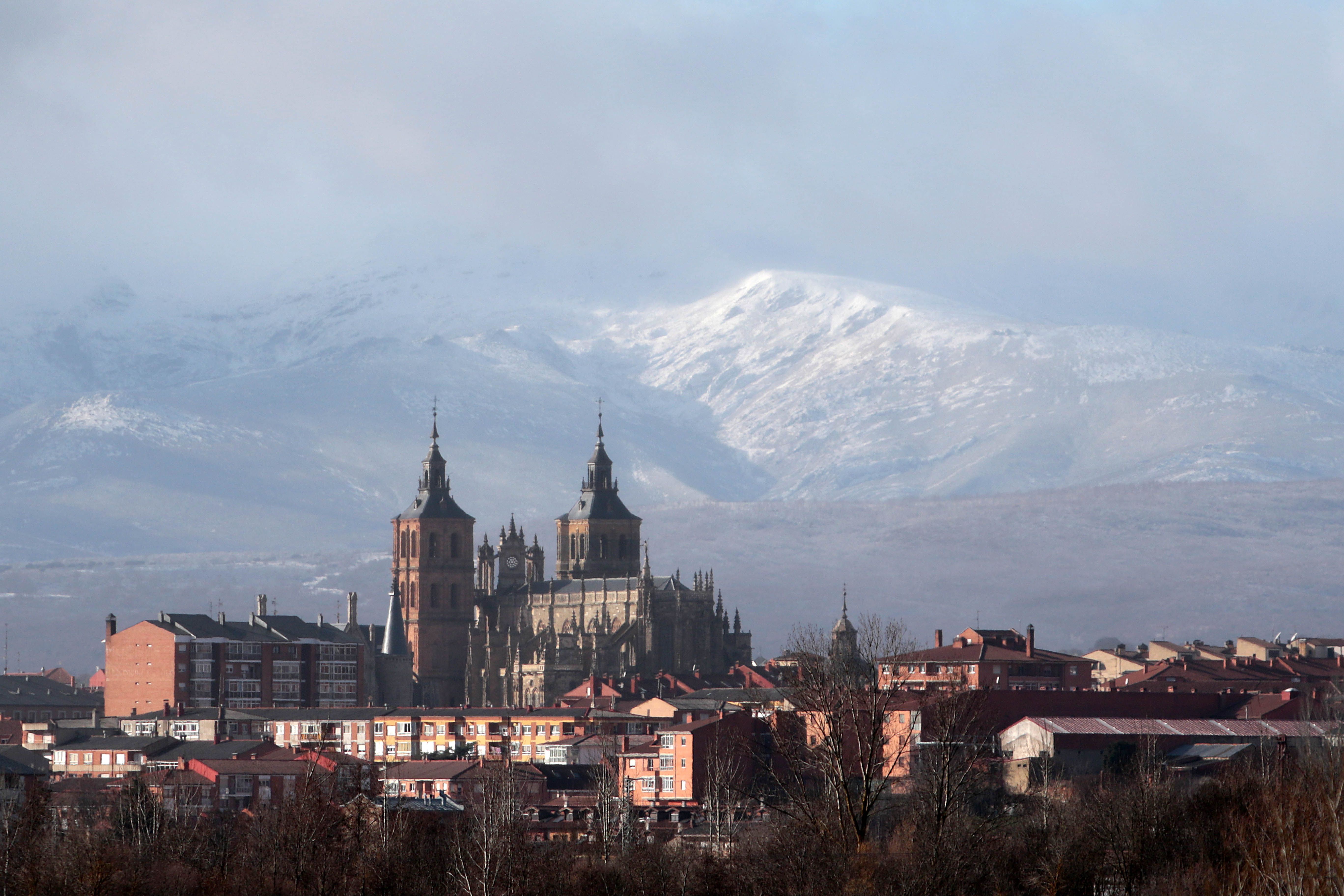 La nieve tiñe de blanco las montañas de León | PEIO GARCÍA (Ical)