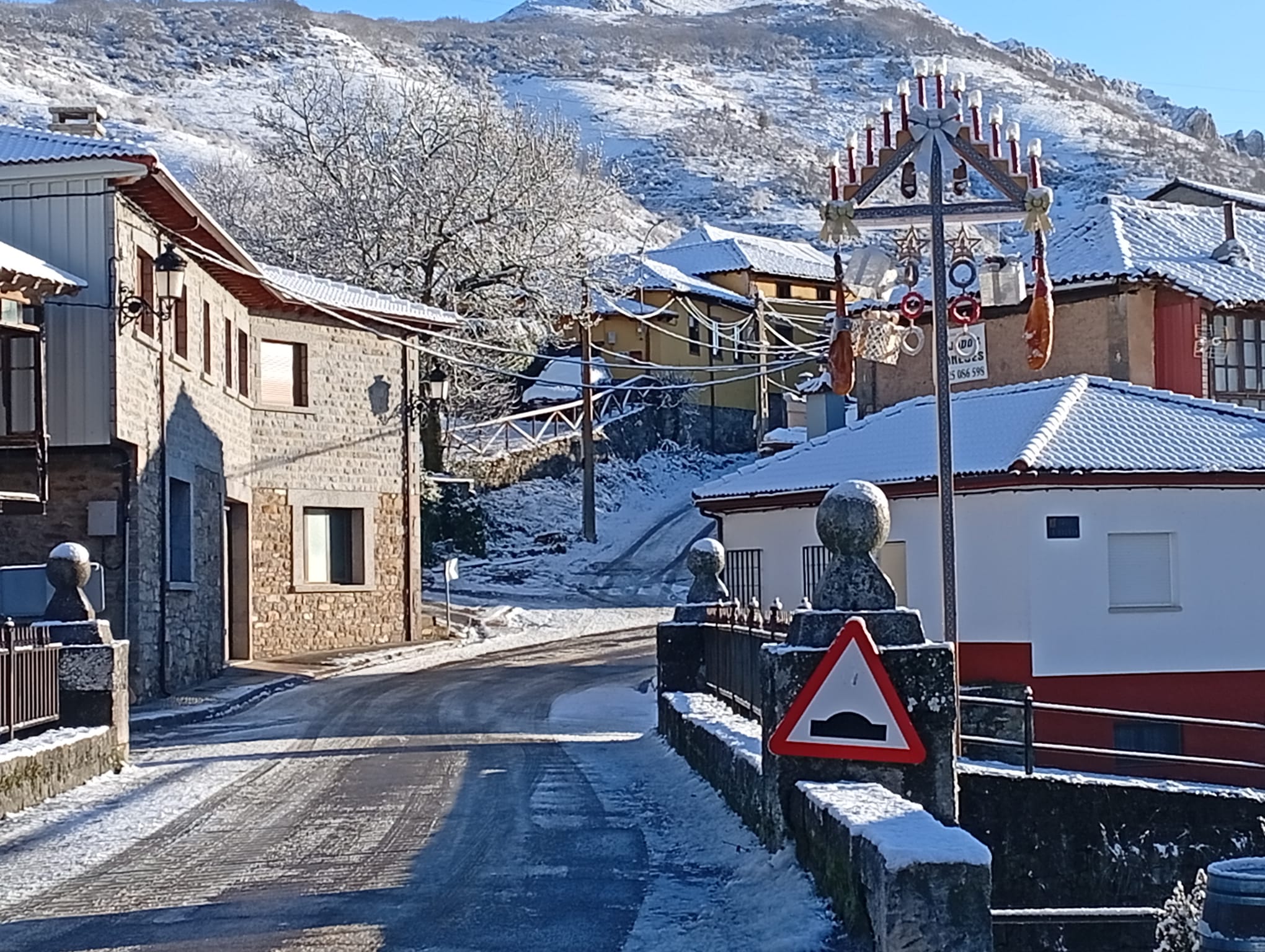 La nieve tiñe de blanco las montañas de León | L.N.C.