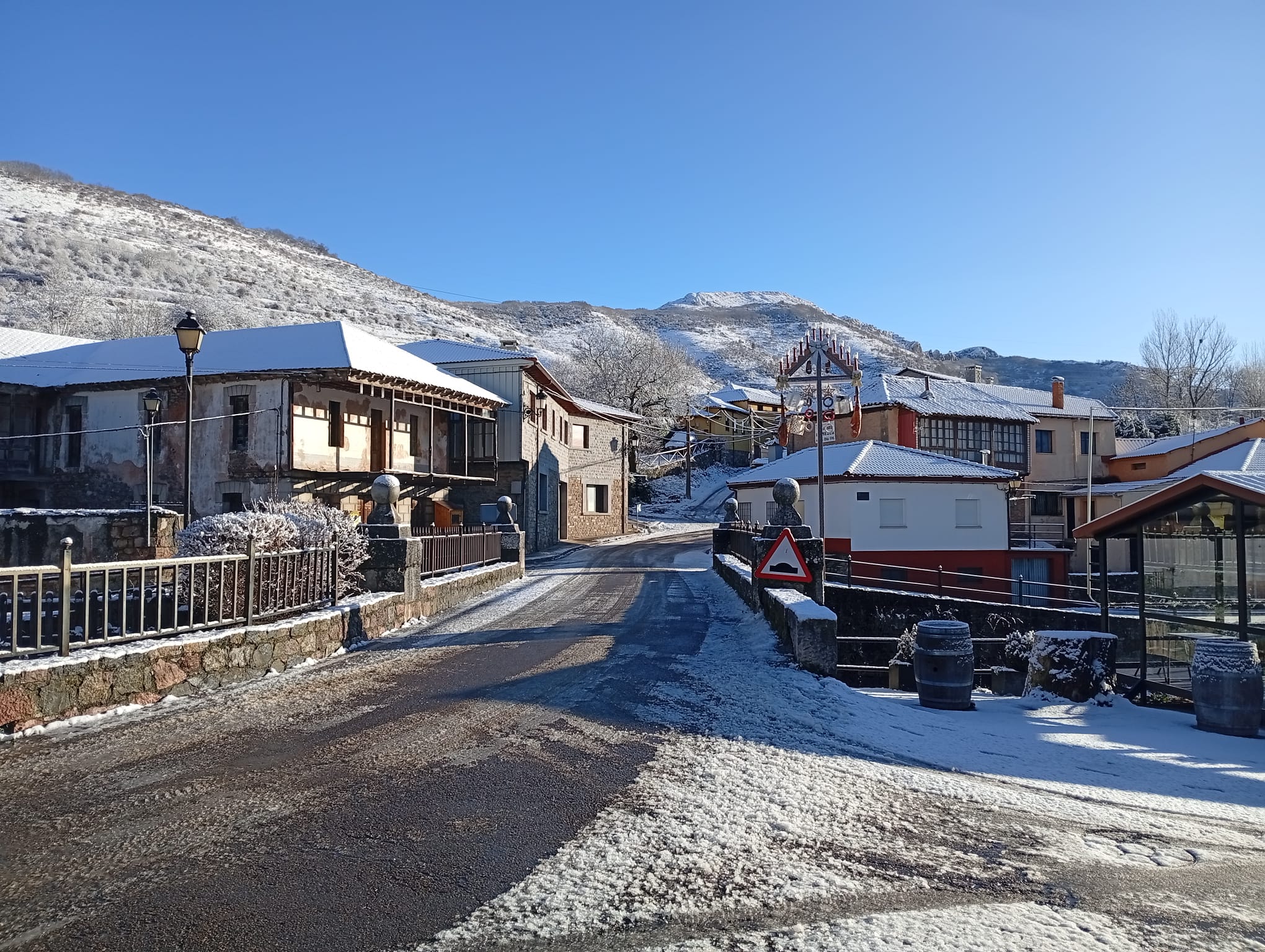 La nieve tiñe de blanco las montañas de León | L.N.C.