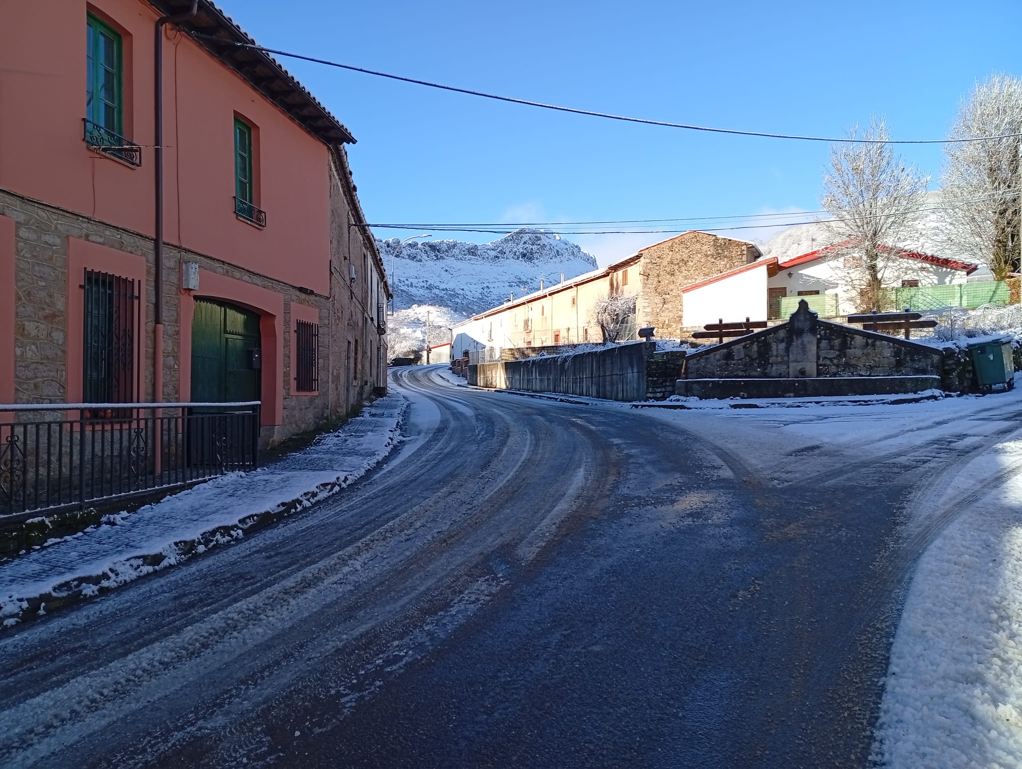 La nieve tiñe de blanco las montañas de León | L.N.C.