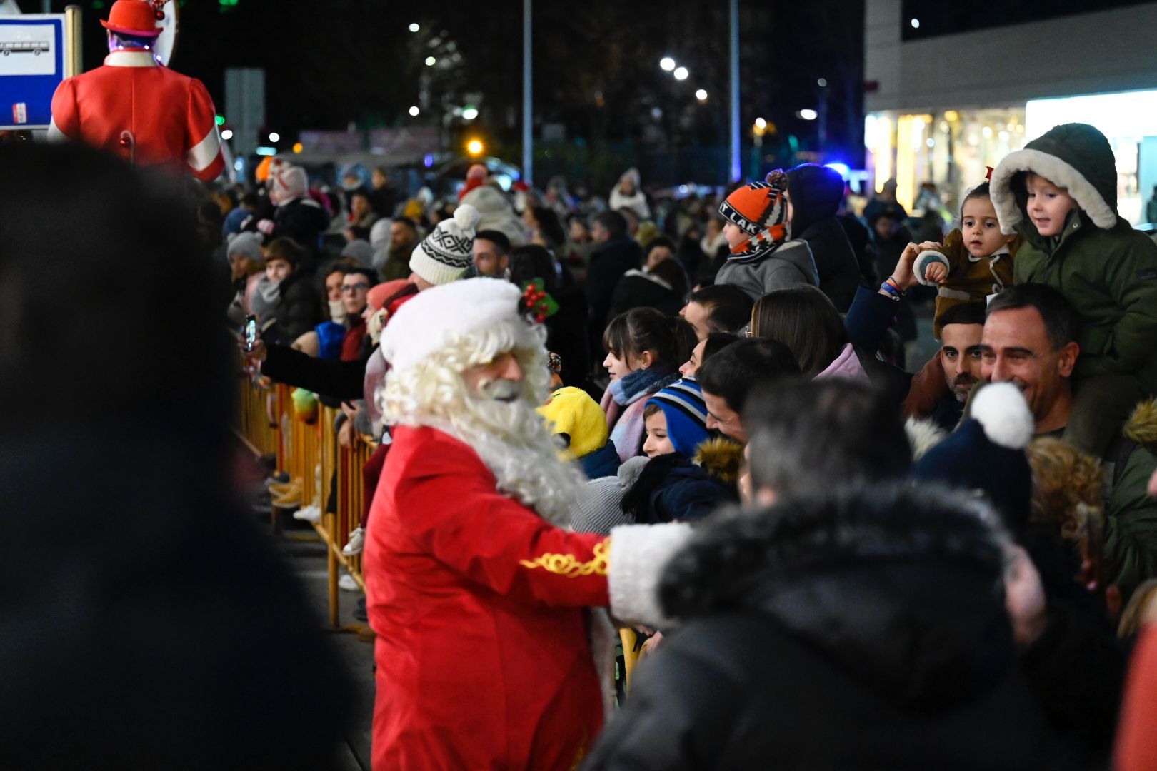 Papá Noel recibe los últimos encargos antes de su noche | SAÚL ARÉN