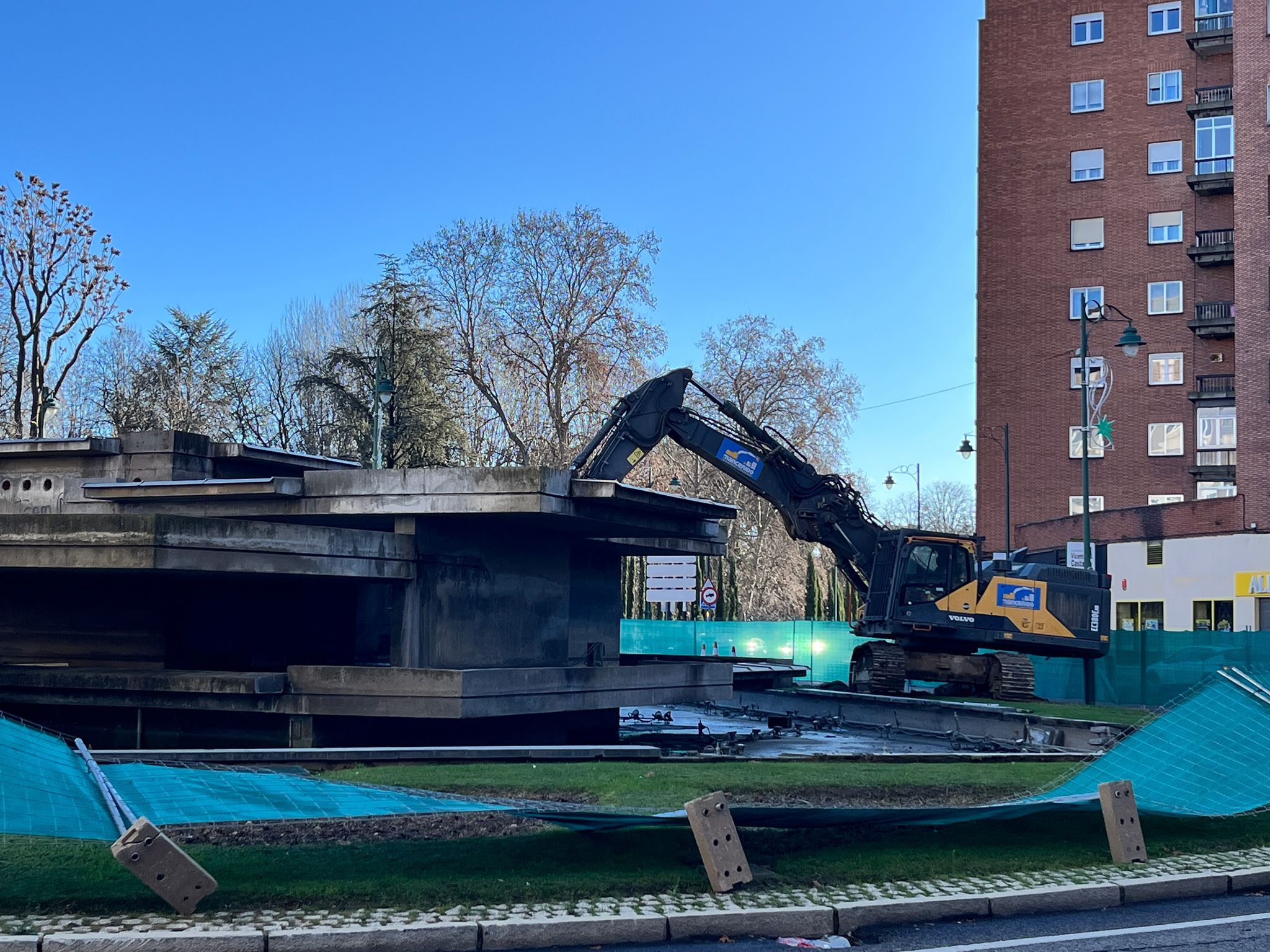 Las máquinas ya preparan el derribo de la fuente. | SAÚL ARÉN