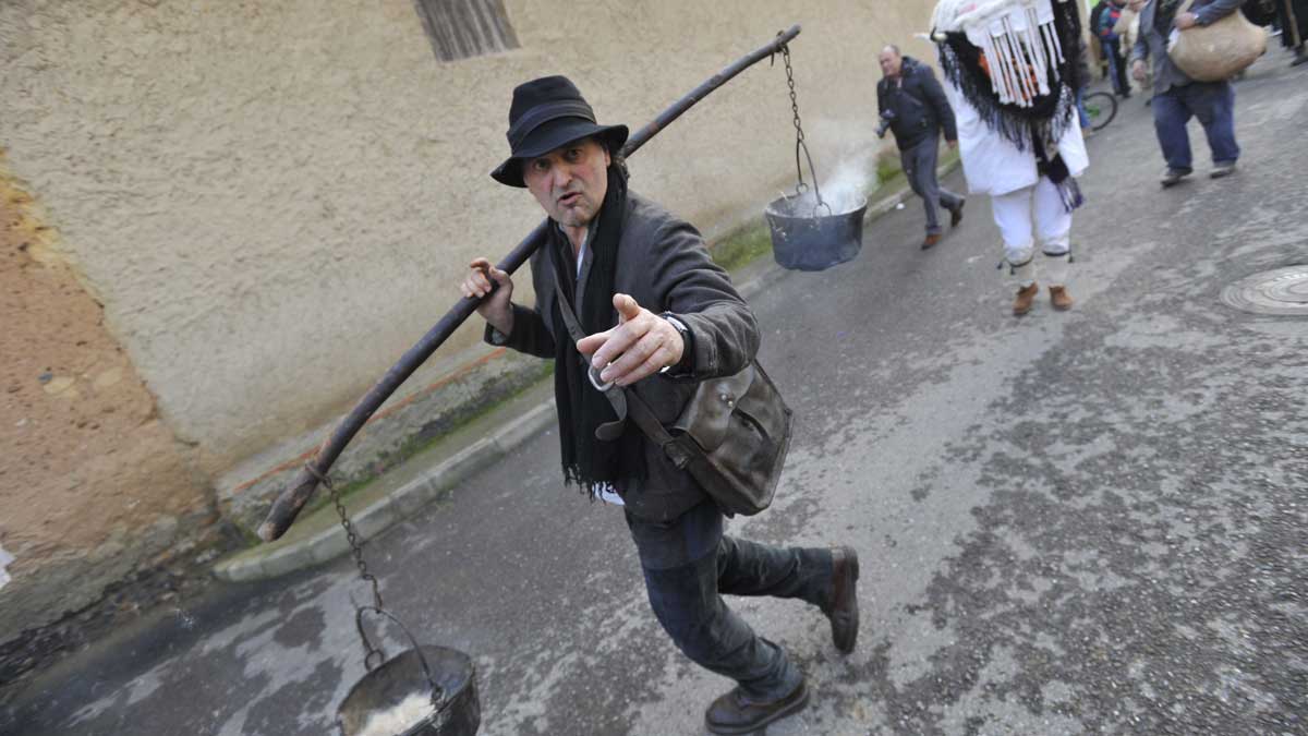 Gari Ferrero o el incensador en el antruido de Velilla de la Reina. | DANIEL MARTÍN Gari Ferrero o el incensador en el antruido de Velilla de la Reina. | DANIEL MARTÍN