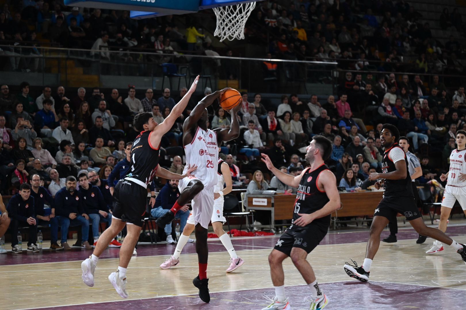 Traoré, que debutó con la Cultural, se dispone a culminar una bandeja frente al Gijón. SAÚL ARÉN