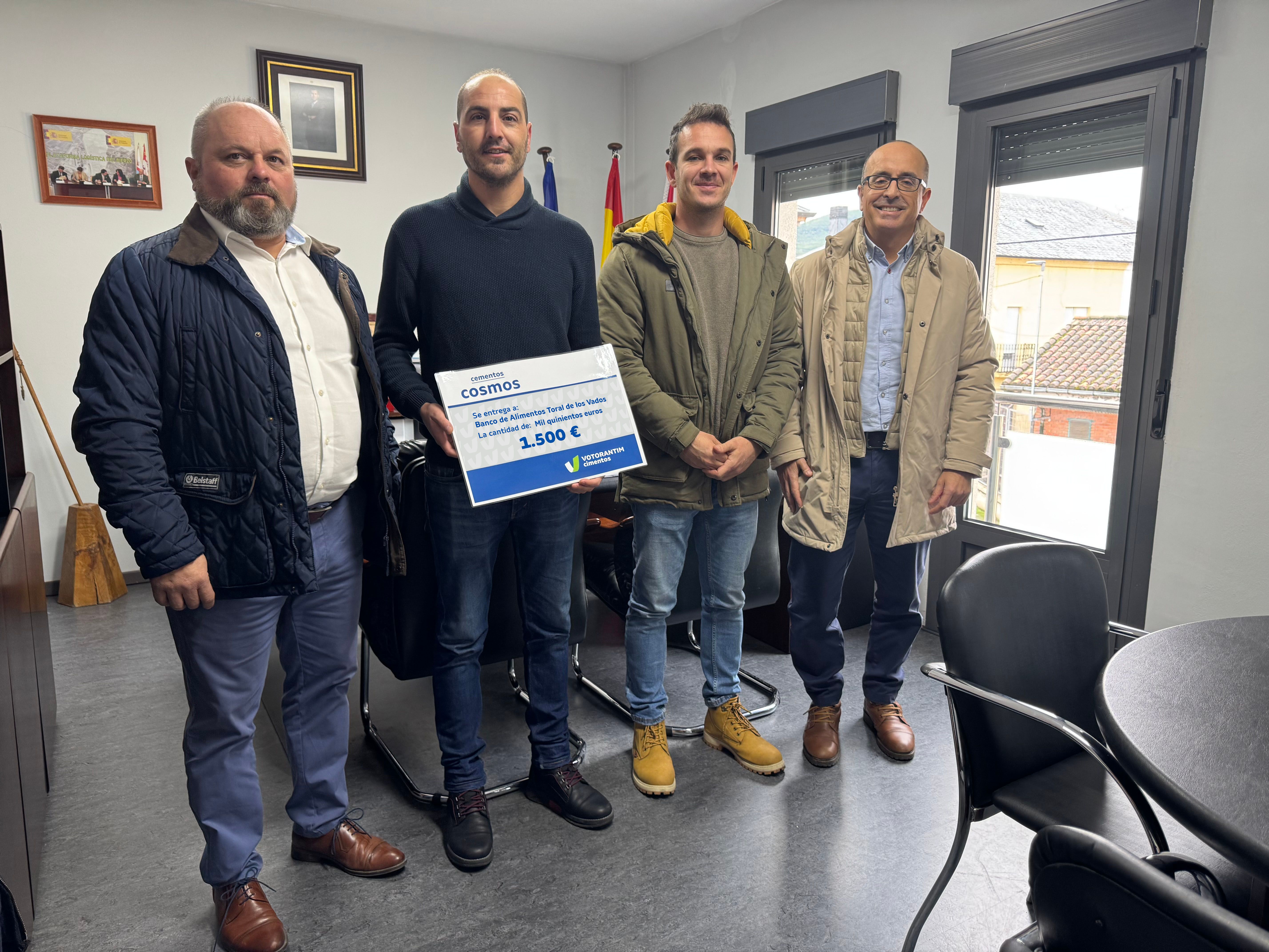 Entrega de la ayuda al Banco de Alimentos de Toral de los Vados.