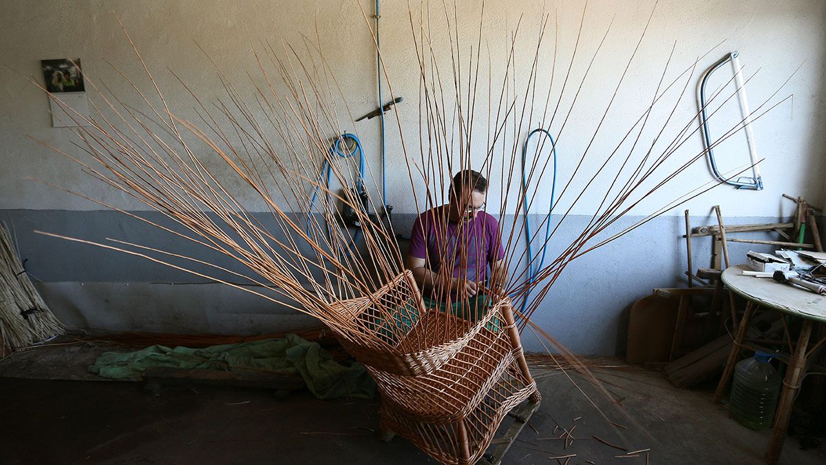 José Luis, artesano del mimbre de Villoruela, monta un sillón en su taller de la localidad salmantina. | ICAL