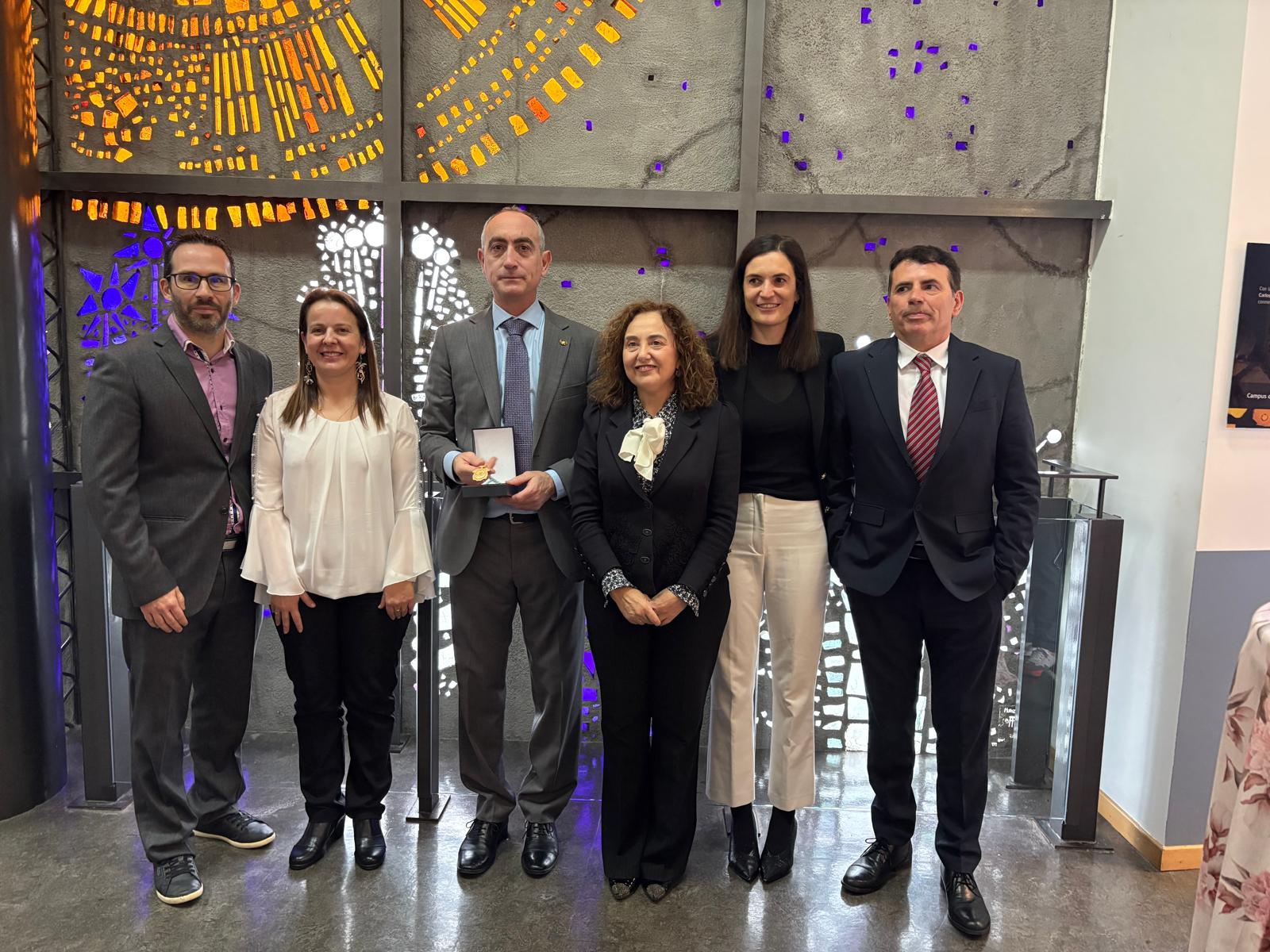 Seco, en el centro de la imagen, es el nuevo catedrático.